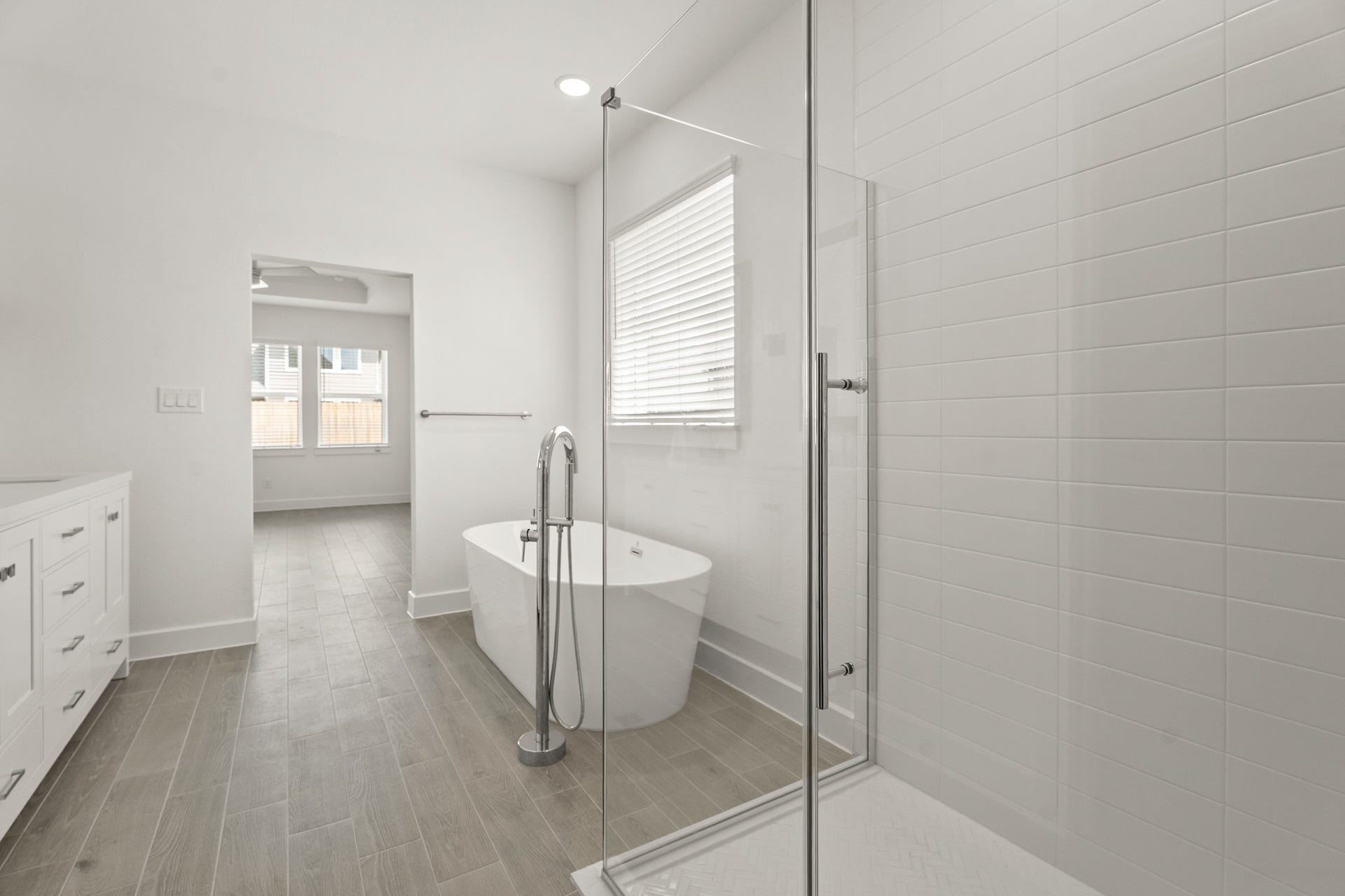 29402 Hillberry Oaks Court, Waller, TX 77484 Luxurious primary bath (*Photo not of actual home and used for illustration purposes only.)
