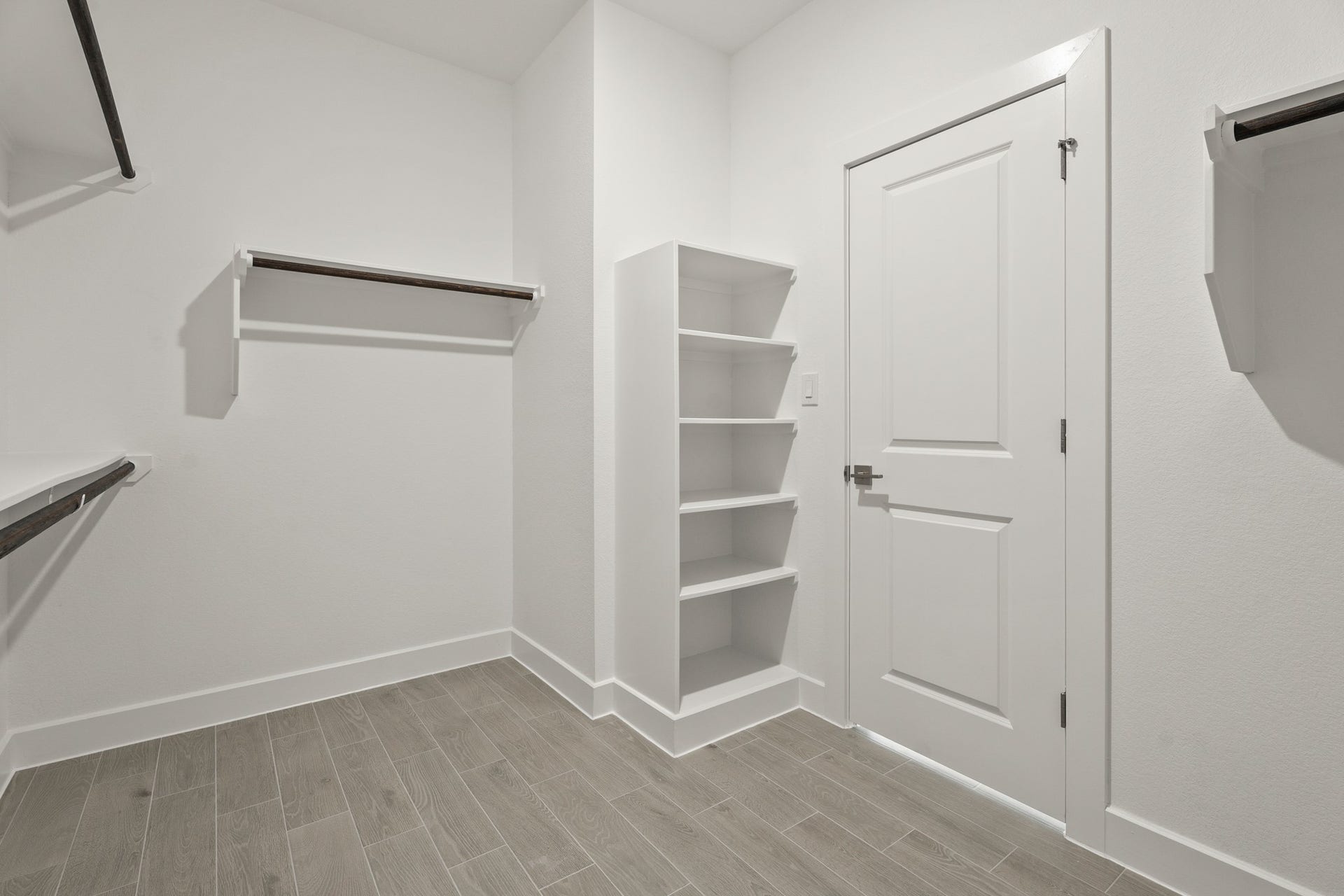 29402 Hillberry Oaks Court, Waller, TX 77484 Primary walk-in closet (*Photo not of actual home and used for illustration purposes only.)
