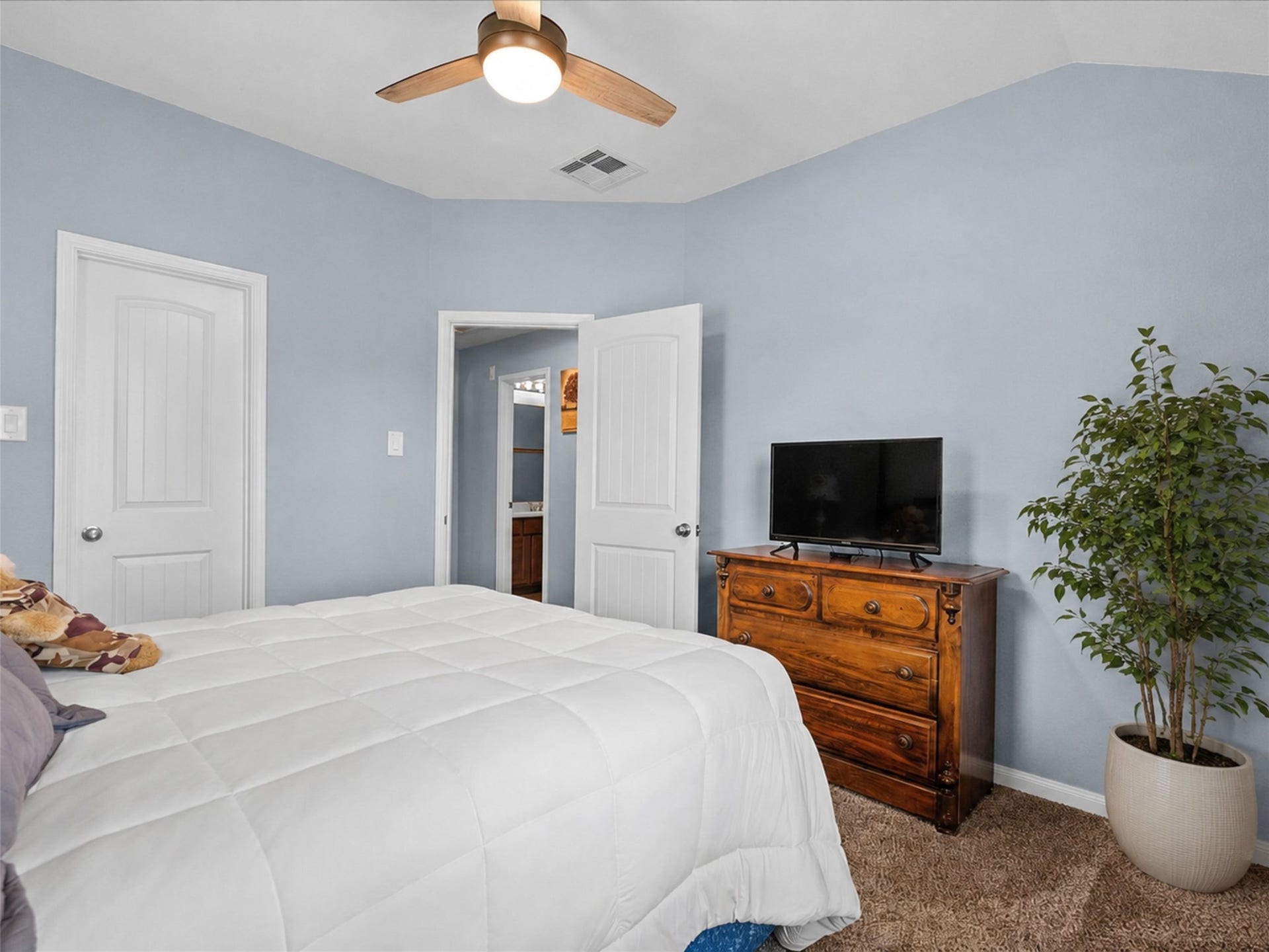 28619 Riverside Crest Lane, Huffman, TX 77336 Spacious secondary bedroom provides a comfortable retreat with fresh paint and room to make it your own.Convenient full bathroom with a tub-shower combination.