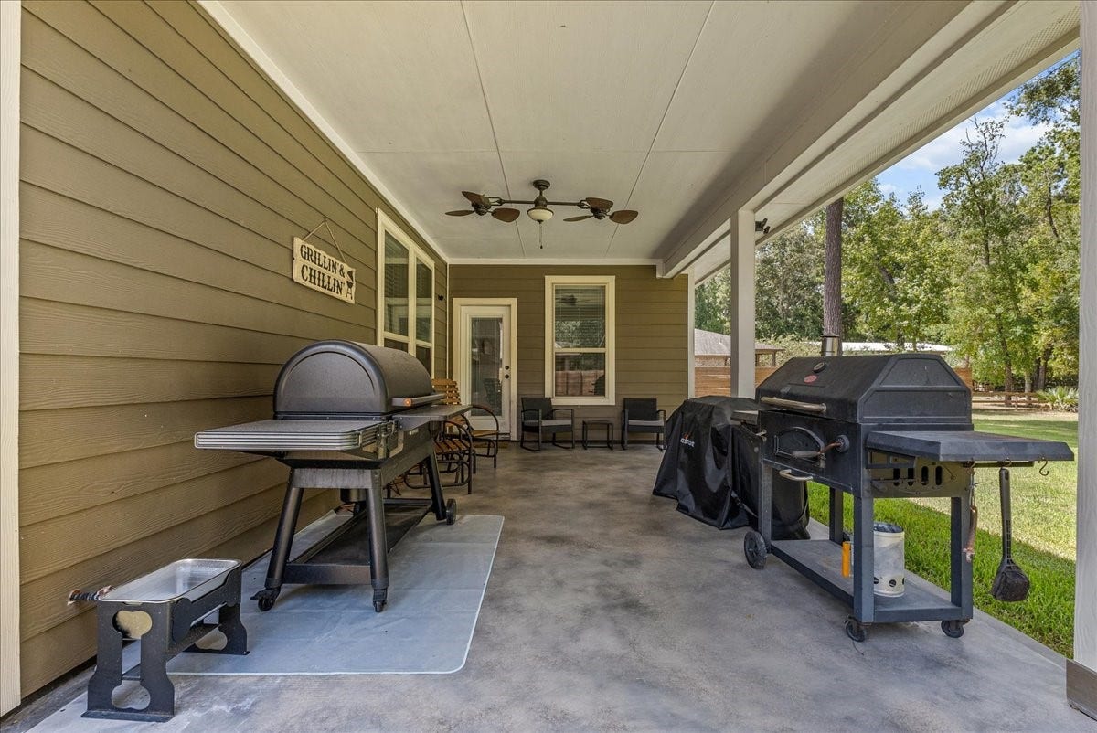 28619 Riverside Crest Lane, Huffman, TX 77336 Spacious covered patio provides plenty of room for outdoor dining, grilling and relaxing with friends and family.