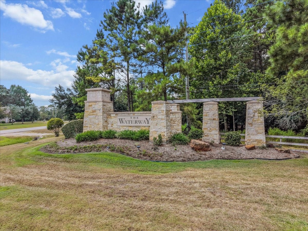 28619 Riverside Crest Lane, Huffman, TX 77336 Welcome to The Waterway within The Commons of Lake Houston, where neighborhood amenities meet a relaxed country atmosphere.
