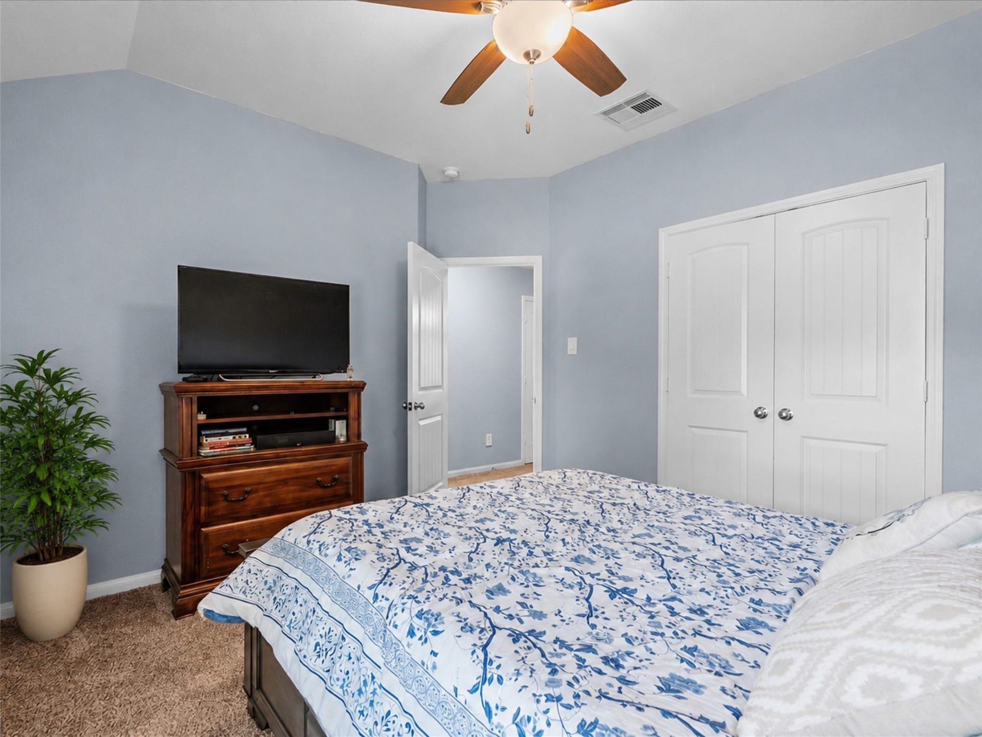 28619 Riverside Crest Lane, Huffman, TX 77336 Another inviting secondary bedroom offers plenty of space, natural light and a comfortable place to unwind.