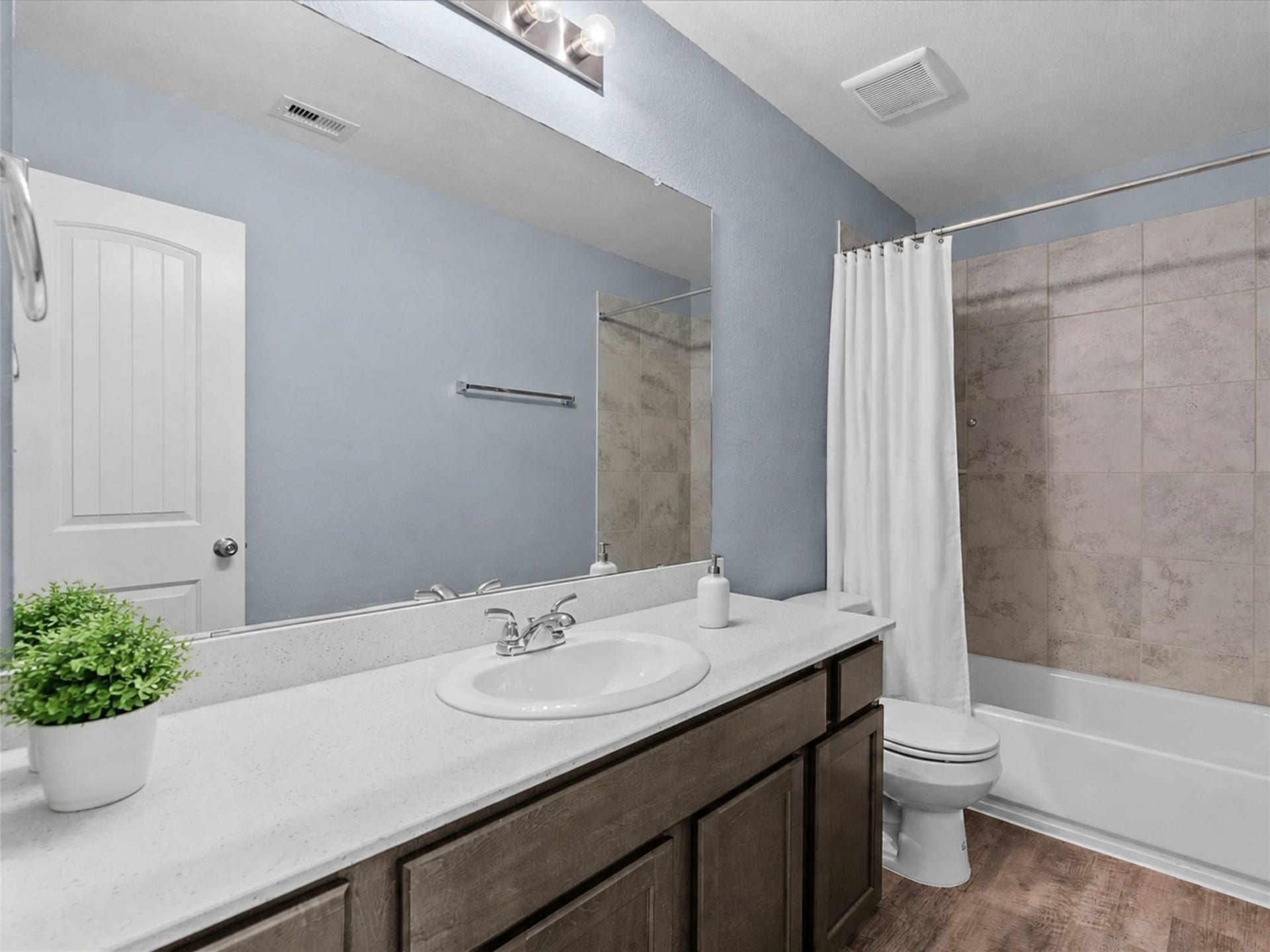 28619 Riverside Crest Lane, Huffman, TX 77336 Full secondary bathroom offers generous counter space and a convenient tub/shower combination.