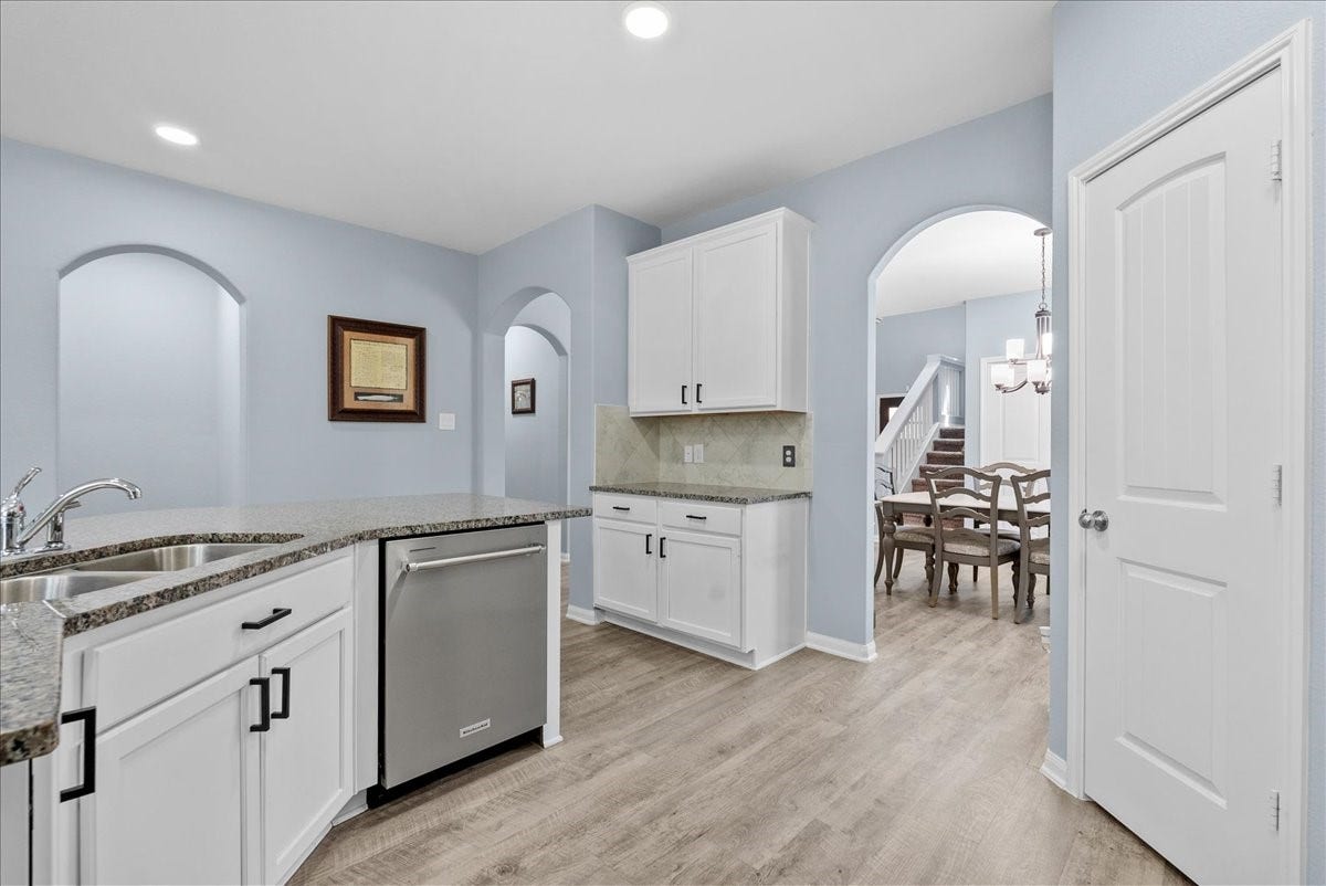 28619 Riverside Crest Lane, Huffman, TX 77336 The functional kitchen offers generous granite counter space, abundant cabinetry and easy access to the living areas.