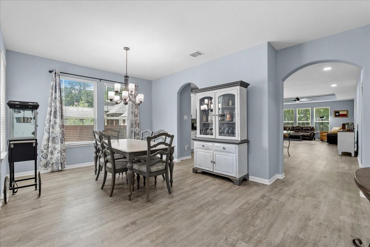 28619 Riverside Crest Lane, Huffman, TX 77336 Light-filled dining space offers plenty of room for everyday meals, celebrations and entertaining.