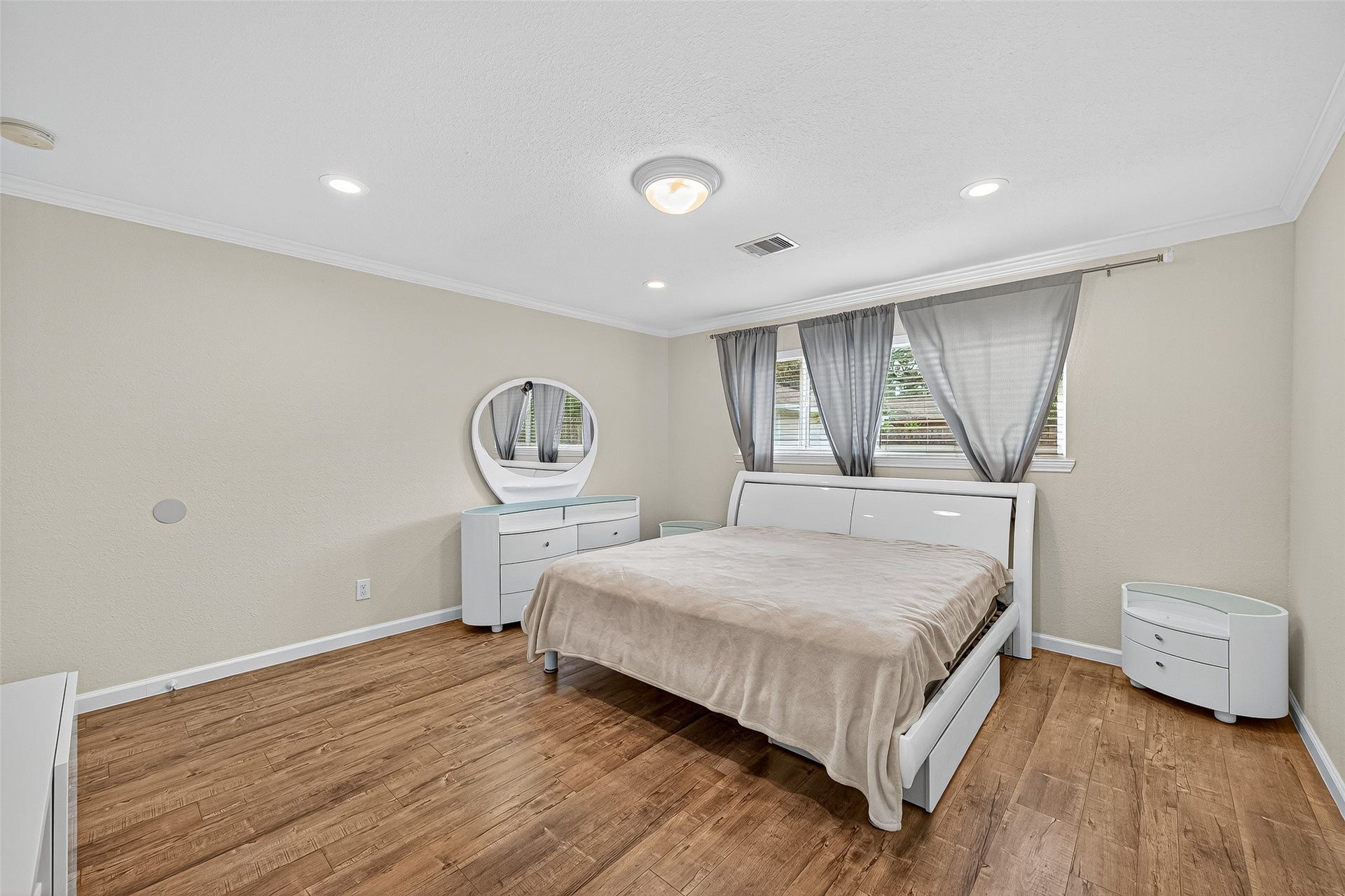 8530 Roos Road, Houston, TX 77036 8530 Roos Road, Houston, TX 77036
