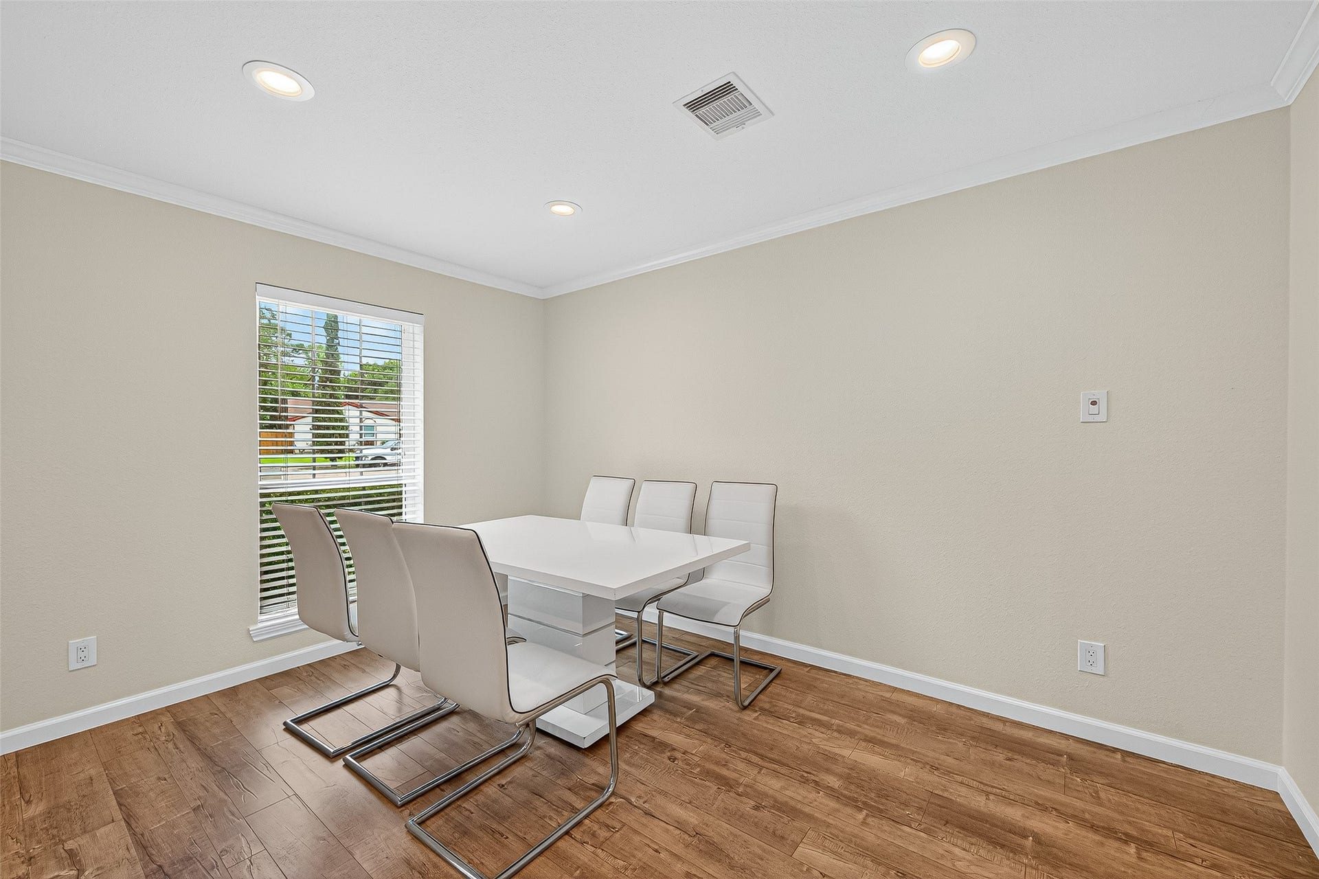 8530 Roos Road, Houston, TX 77036 8530 Roos Road, Houston, TX 77036