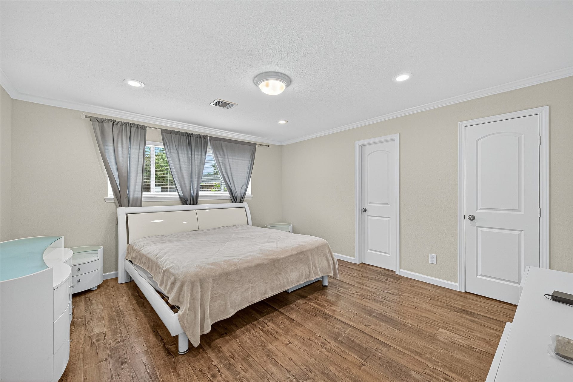 8530 Roos Road, Houston, TX 77036 8530 Roos Road, Houston, TX 77036