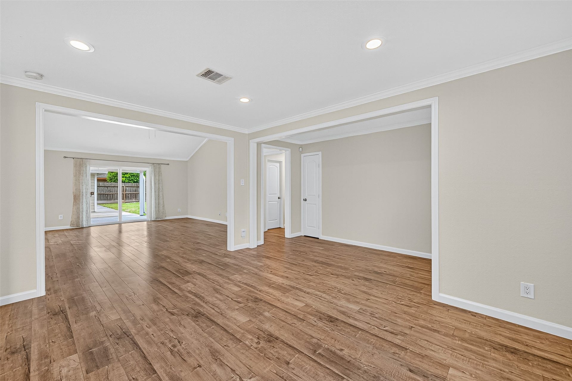 8530 Roos Road, Houston, TX 77036 8530 Roos Road, Houston, TX 77036