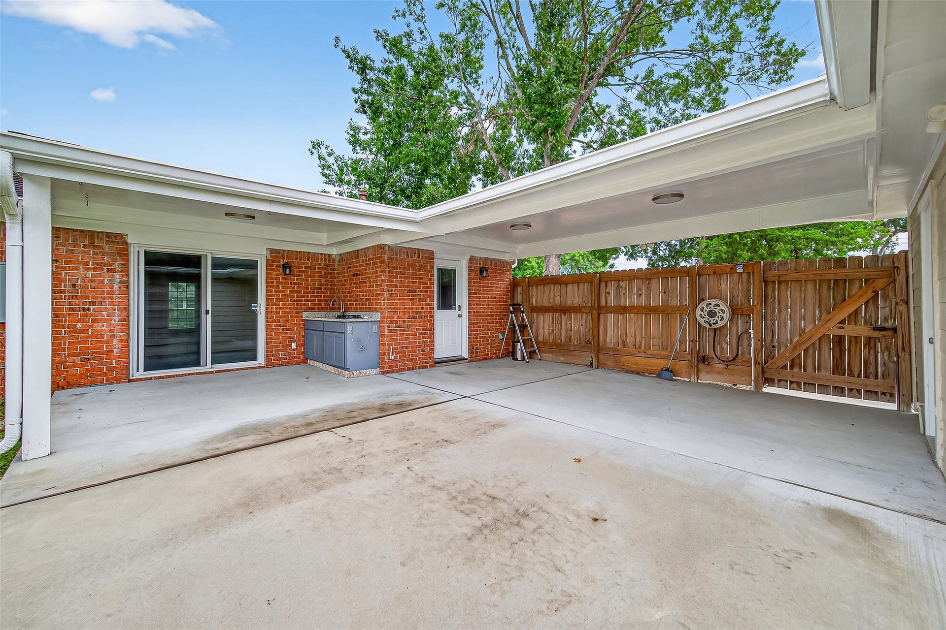 8530 Roos Road, Houston, TX 77036 8530 Roos Road, Houston, TX 77036
