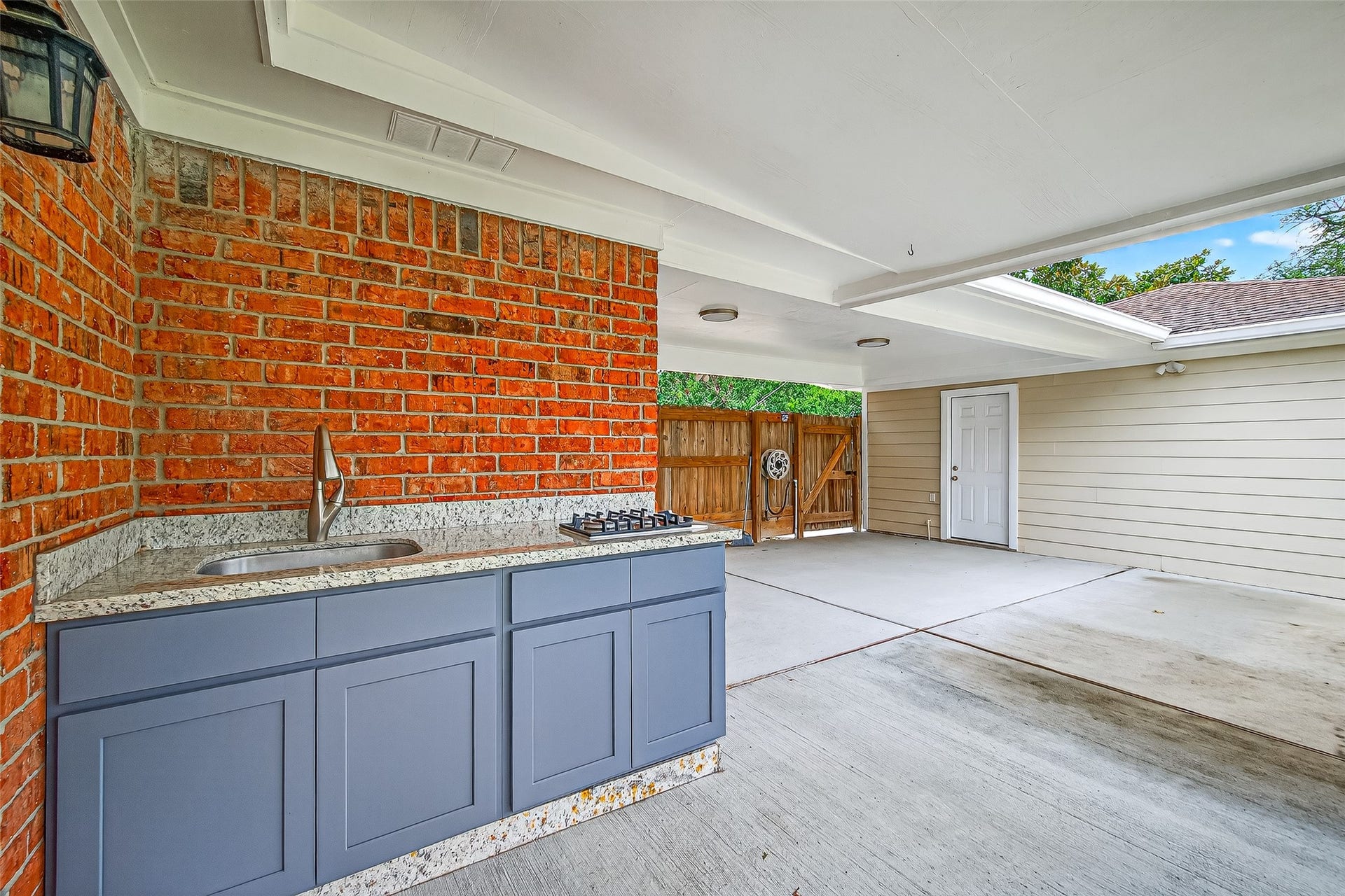 8530 Roos Road, Houston, TX 77036 8530 Roos Road, Houston, TX 77036