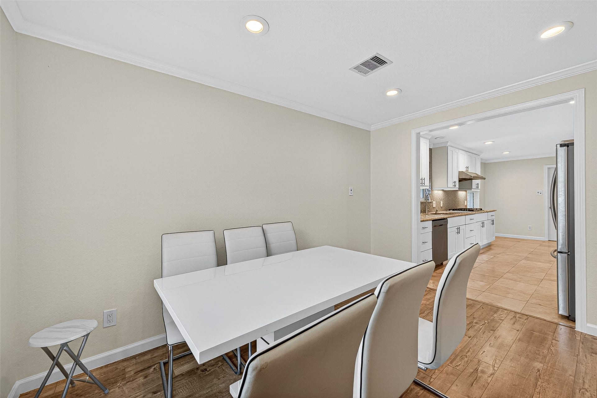 8530 Roos Road, Houston, TX 77036 8530 Roos Road, Houston, TX 77036