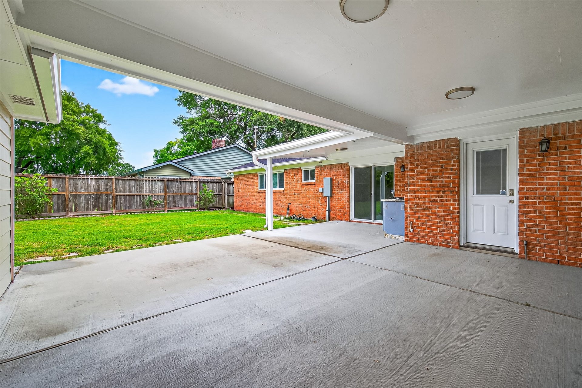 8530 Roos Road, Houston, TX 77036 8530 Roos Road, Houston, TX 77036
