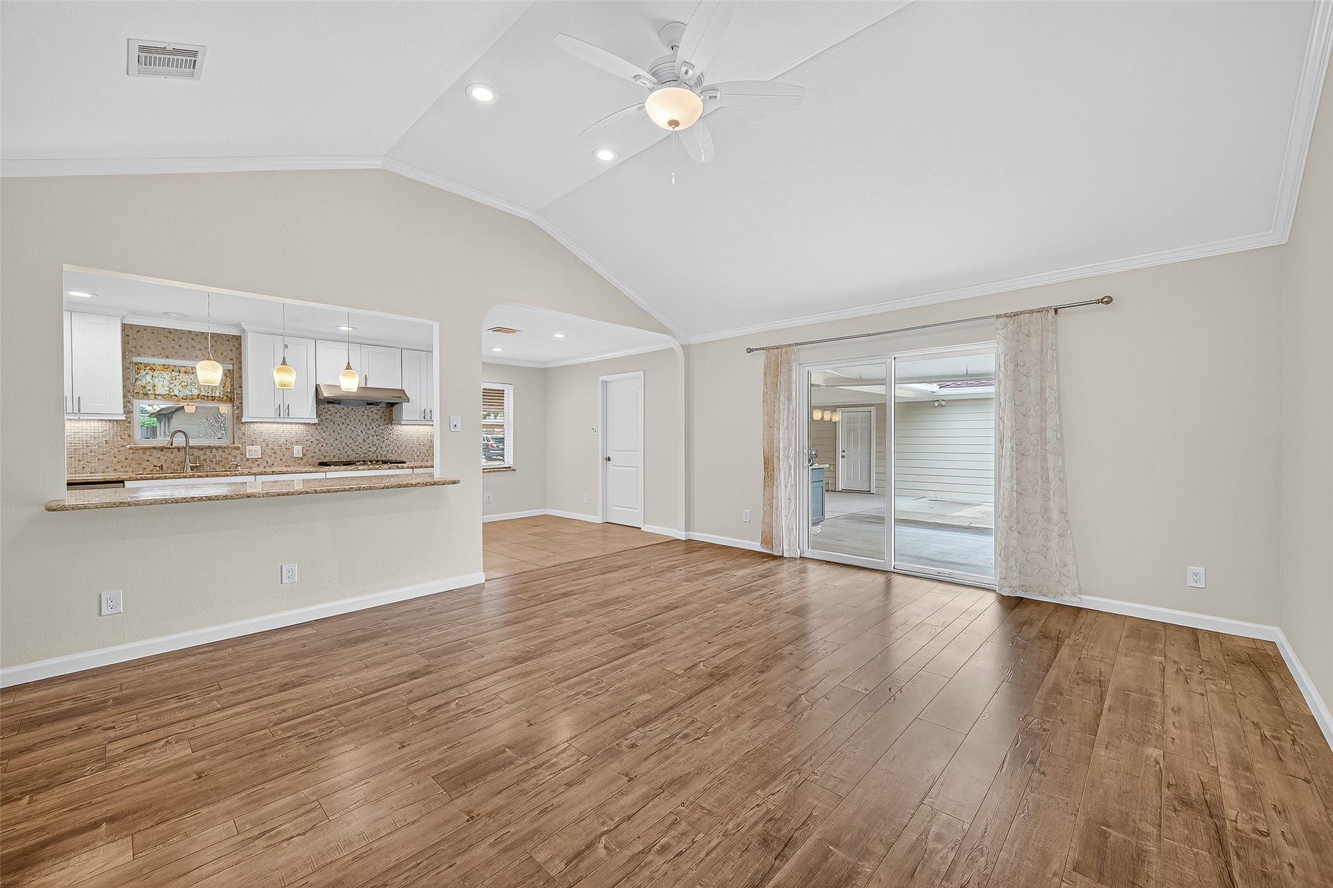 8530 Roos Road, Houston, TX 77036 8530 Roos Road, Houston, TX 77036