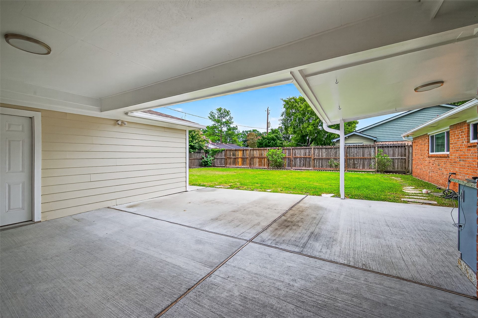 8530 Roos Road, Houston, TX 77036 8530 Roos Road, Houston, TX 77036