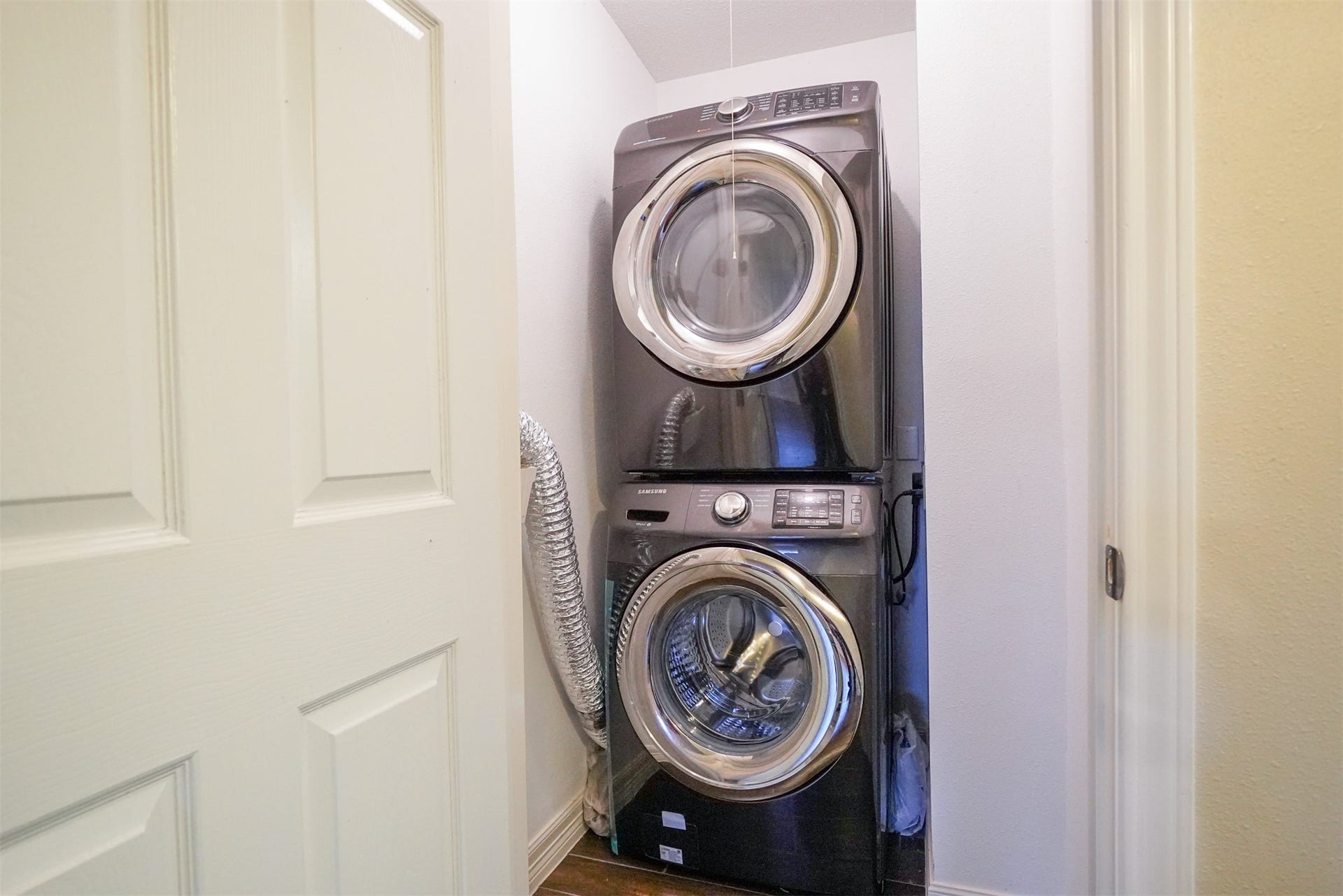12633 Memorial Drive, #77, Houston, TX 77024 Stackable full size washer & dryer remain