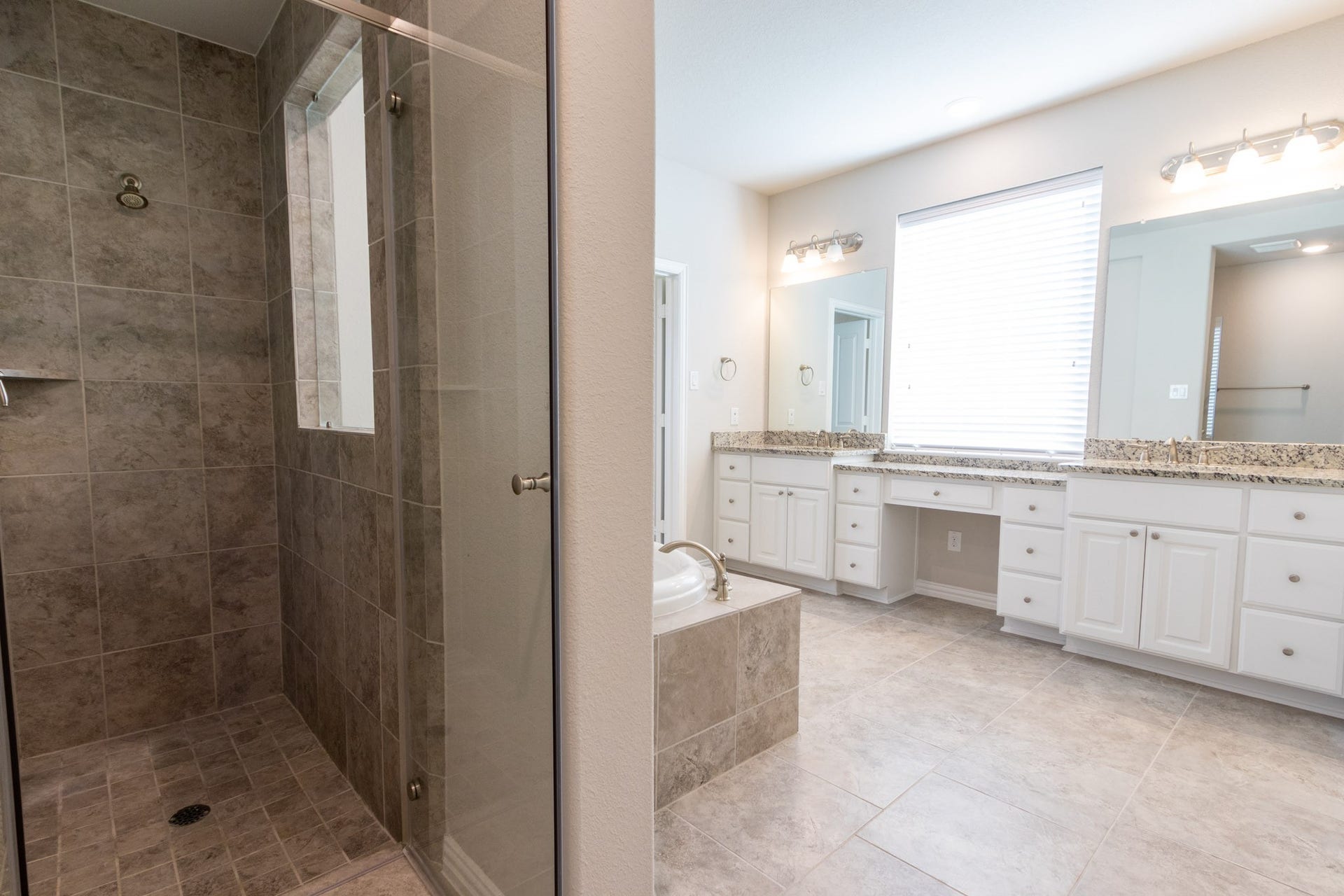 2831 Maple Oak Lane, Manvel, TX 77578 Separate Walk-in Shower