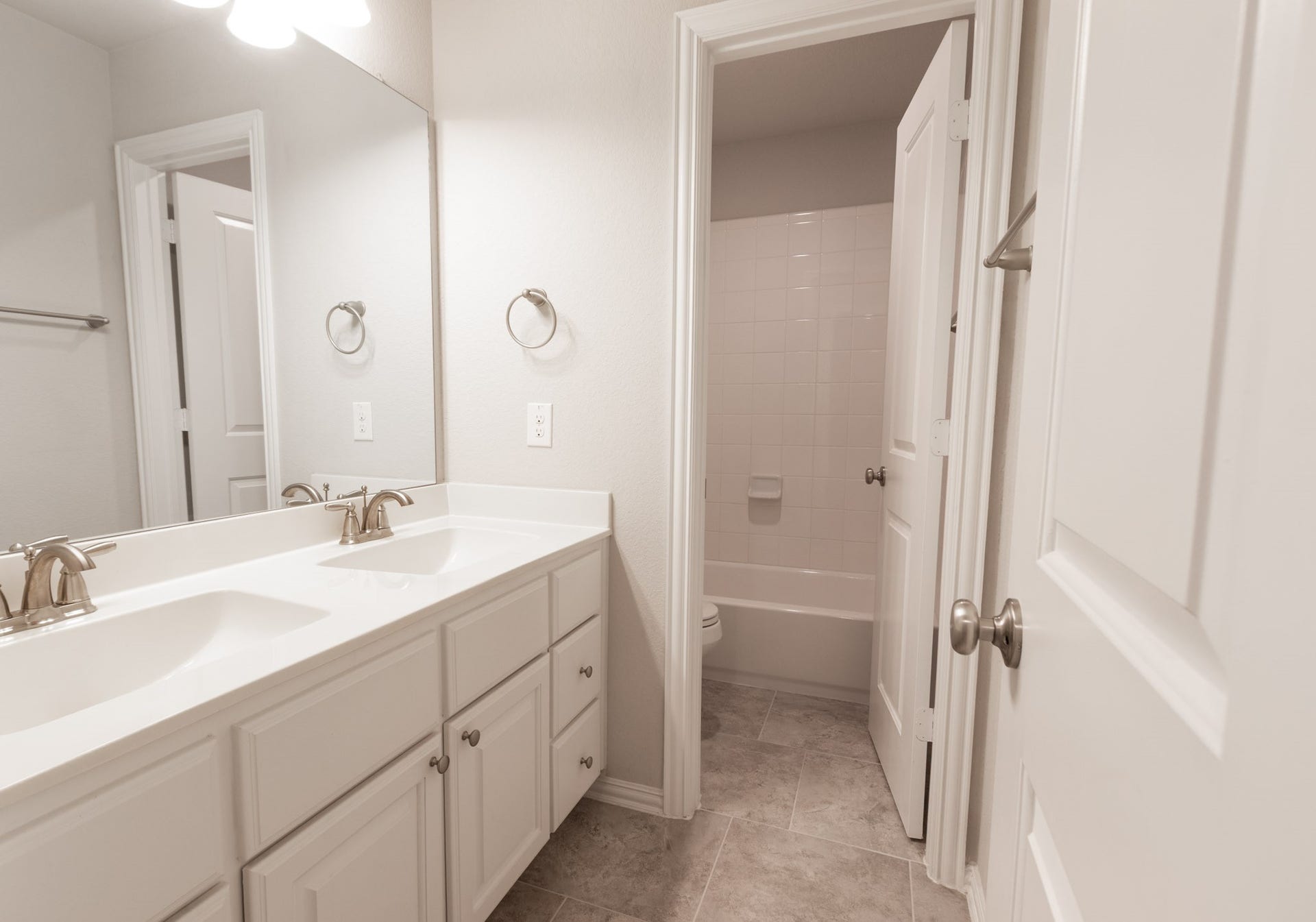 2831 Maple Oak Lane, Manvel, TX 77578 Double Sinks In Guest Bath
