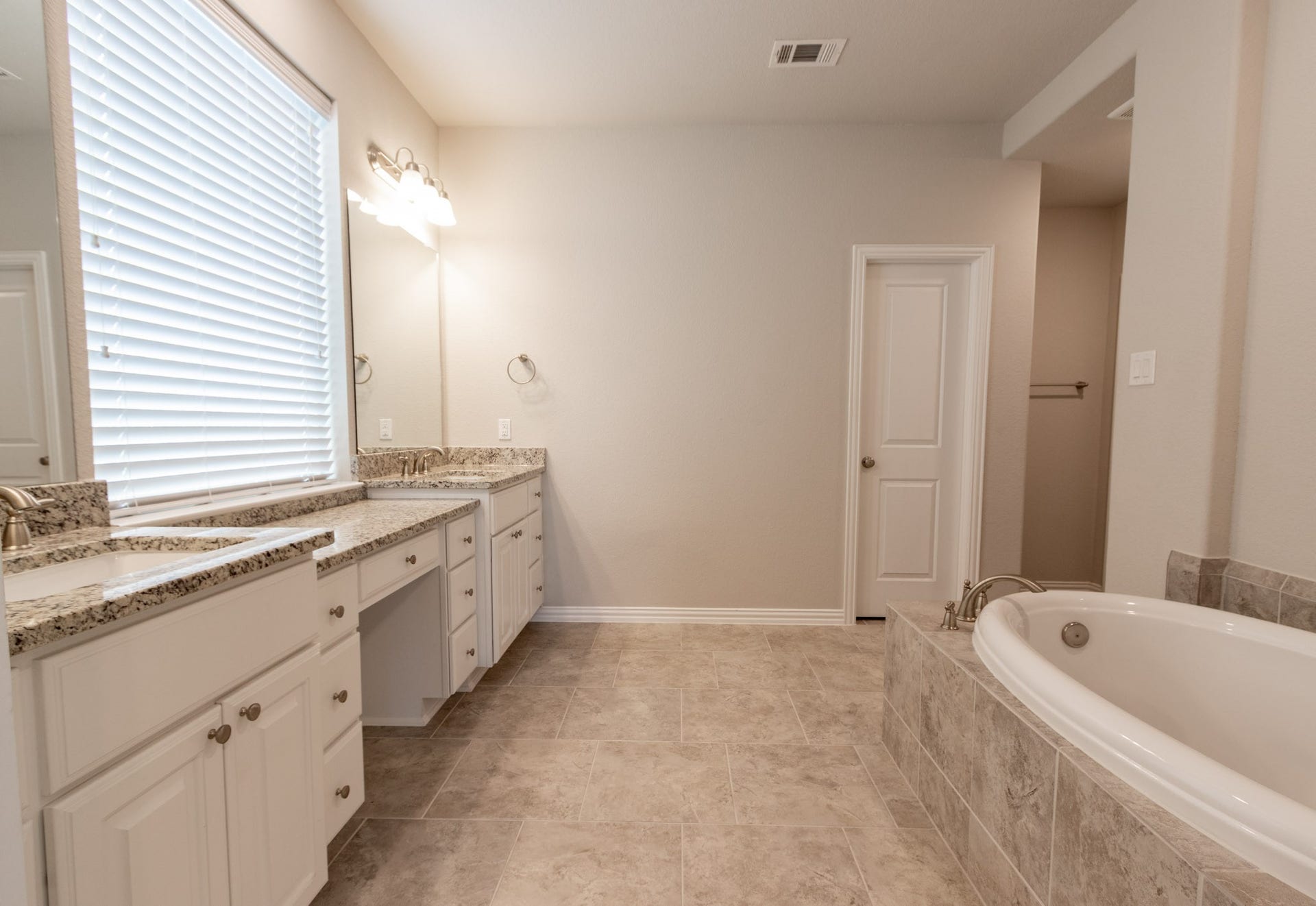 2831 Maple Oak Lane, Manvel, TX 77578 Spacious Primary Bath
