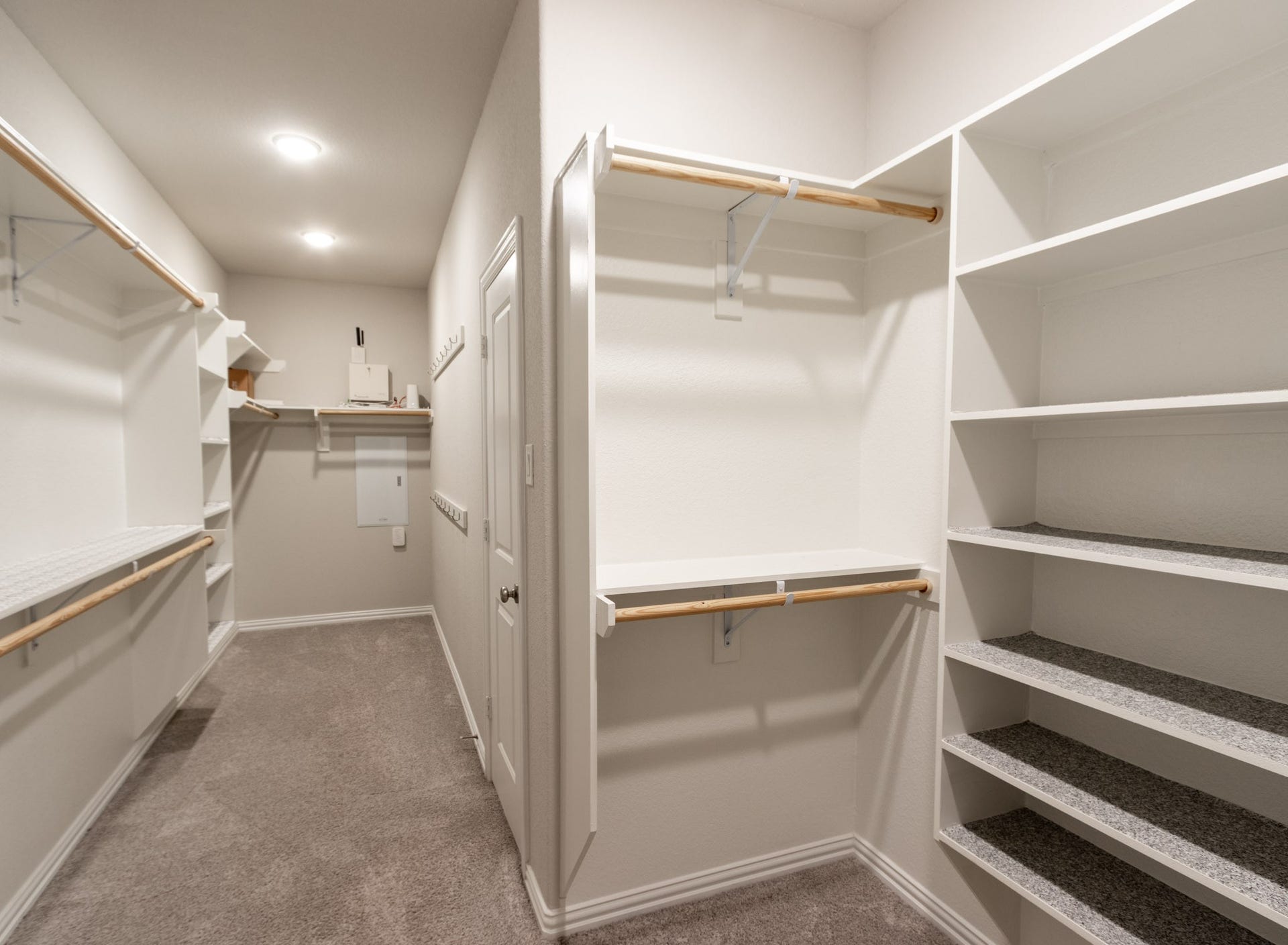 2831 Maple Oak Lane, Manvel, TX 77578 Large Walk-in Primary Closet