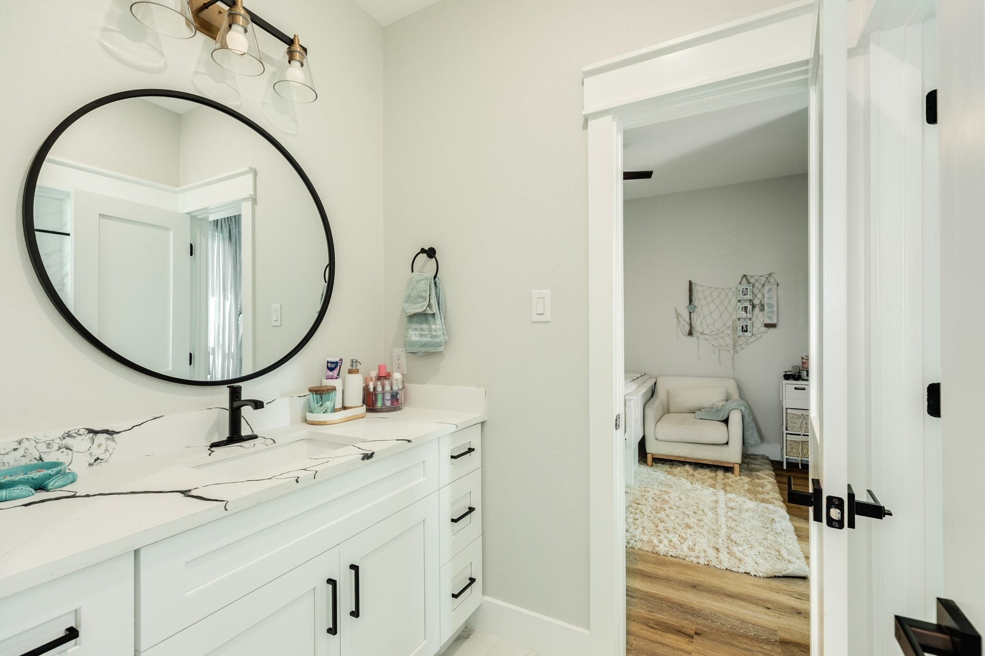 608 Angus Trail, Angleton, TX 77515 Jack and Jill bathroom connects two secondary bedrooms