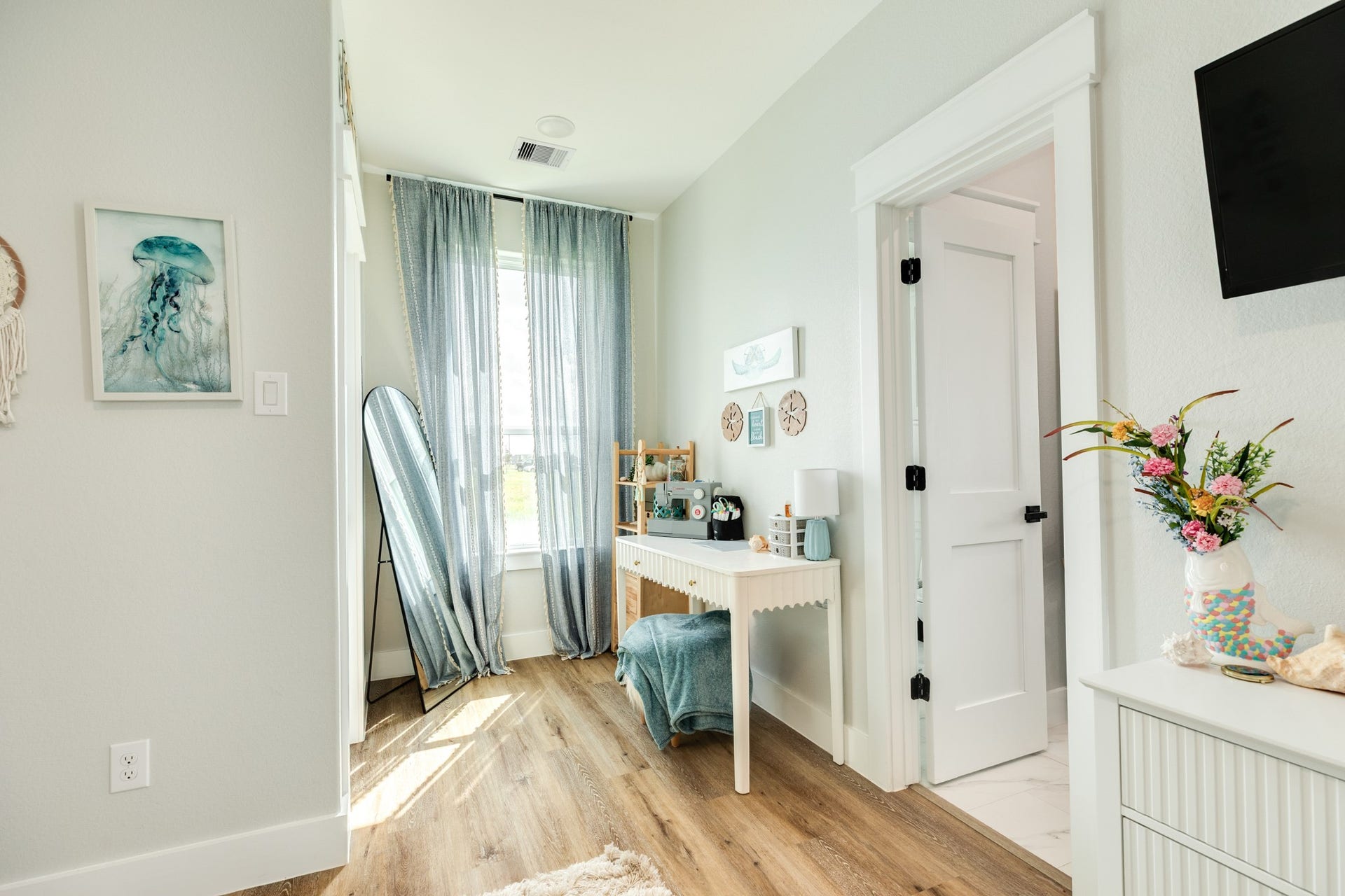 608 Angus Trail, Angleton, TX 77515 Secondary bedroom with a nook and access to the Jack and Jill bathroom