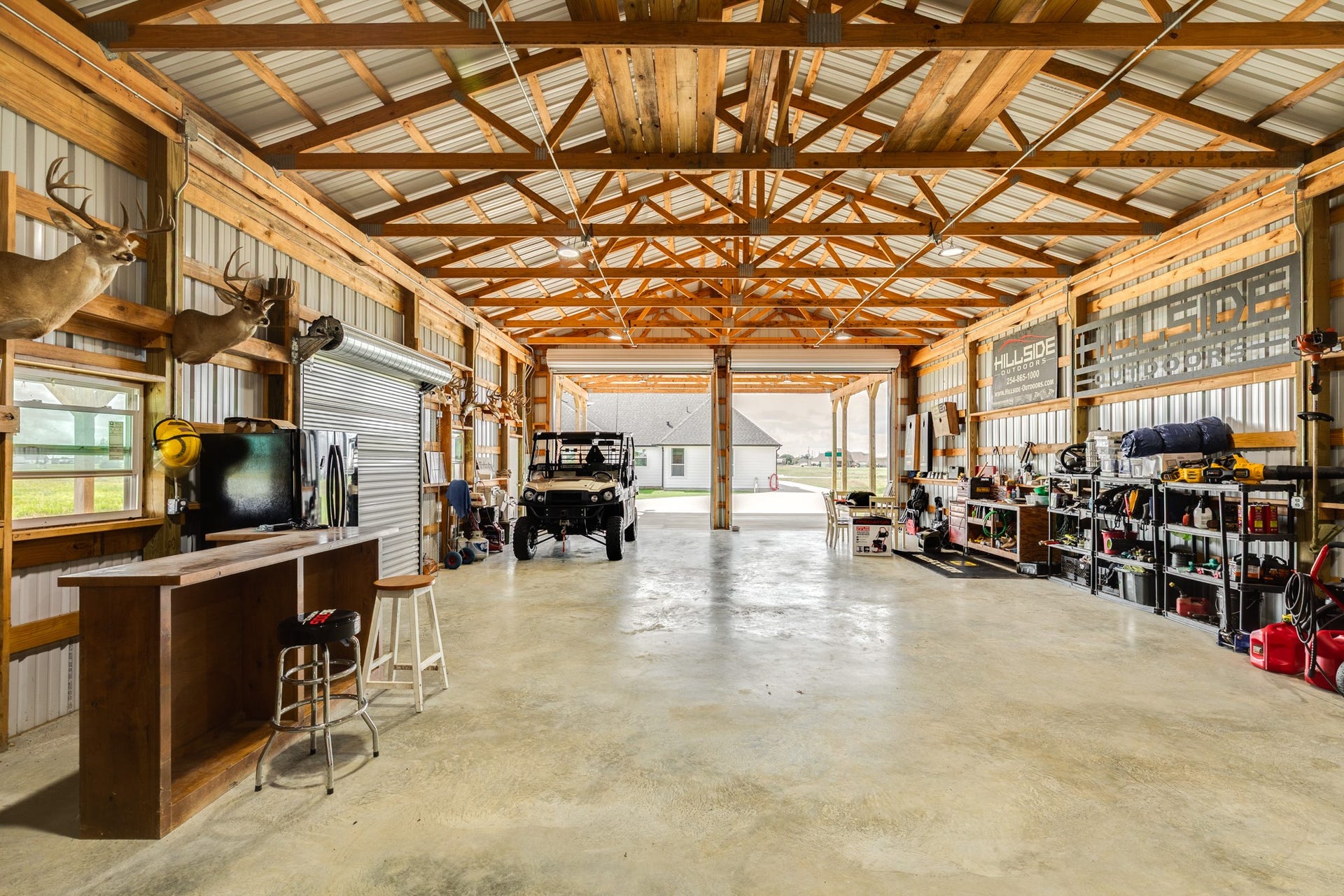 608 Angus Trail, Angleton, TX 77515 Workshop interior. So much space!