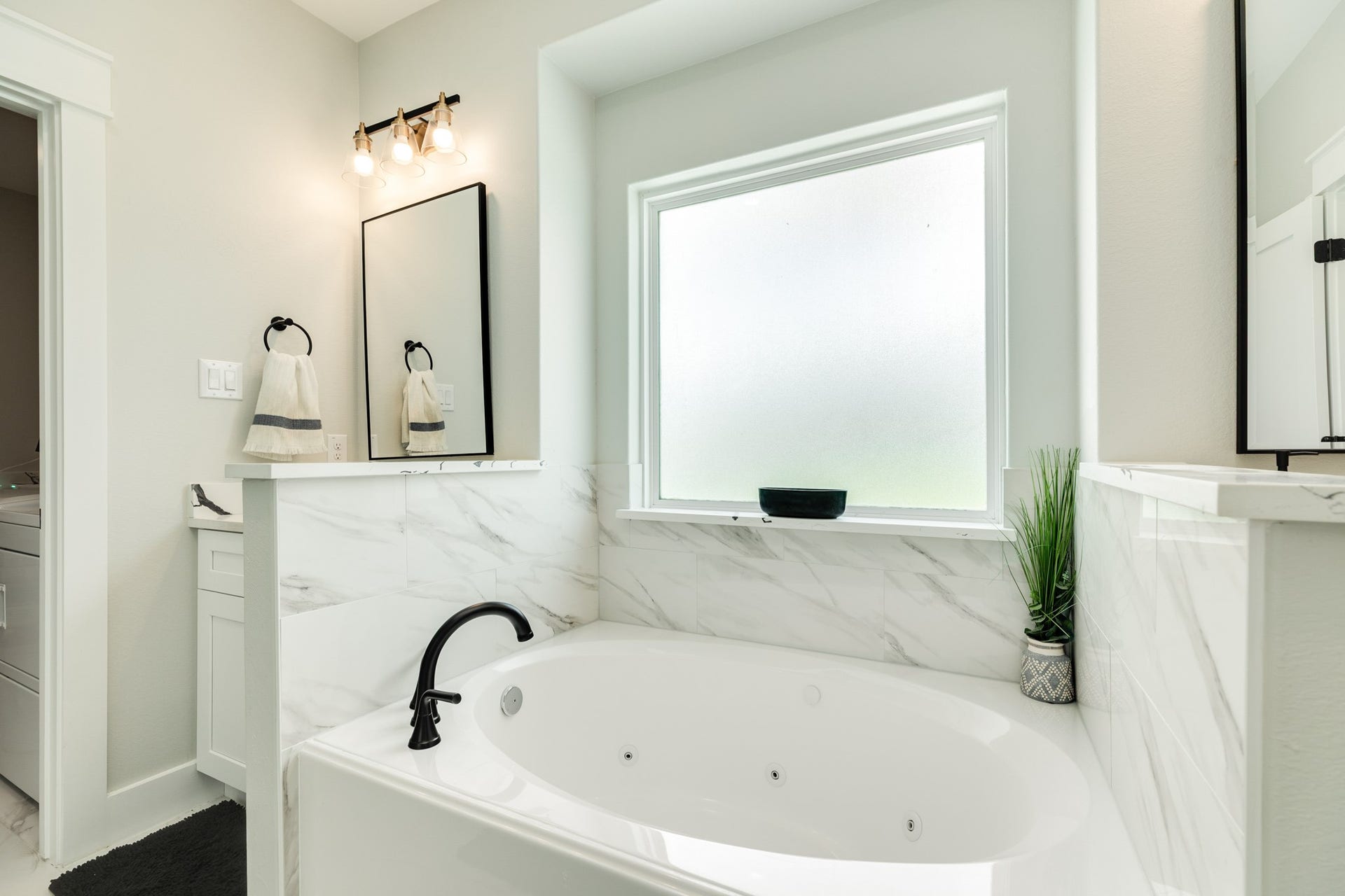 608 Angus Trail, Angleton, TX 77515 Soaking tub