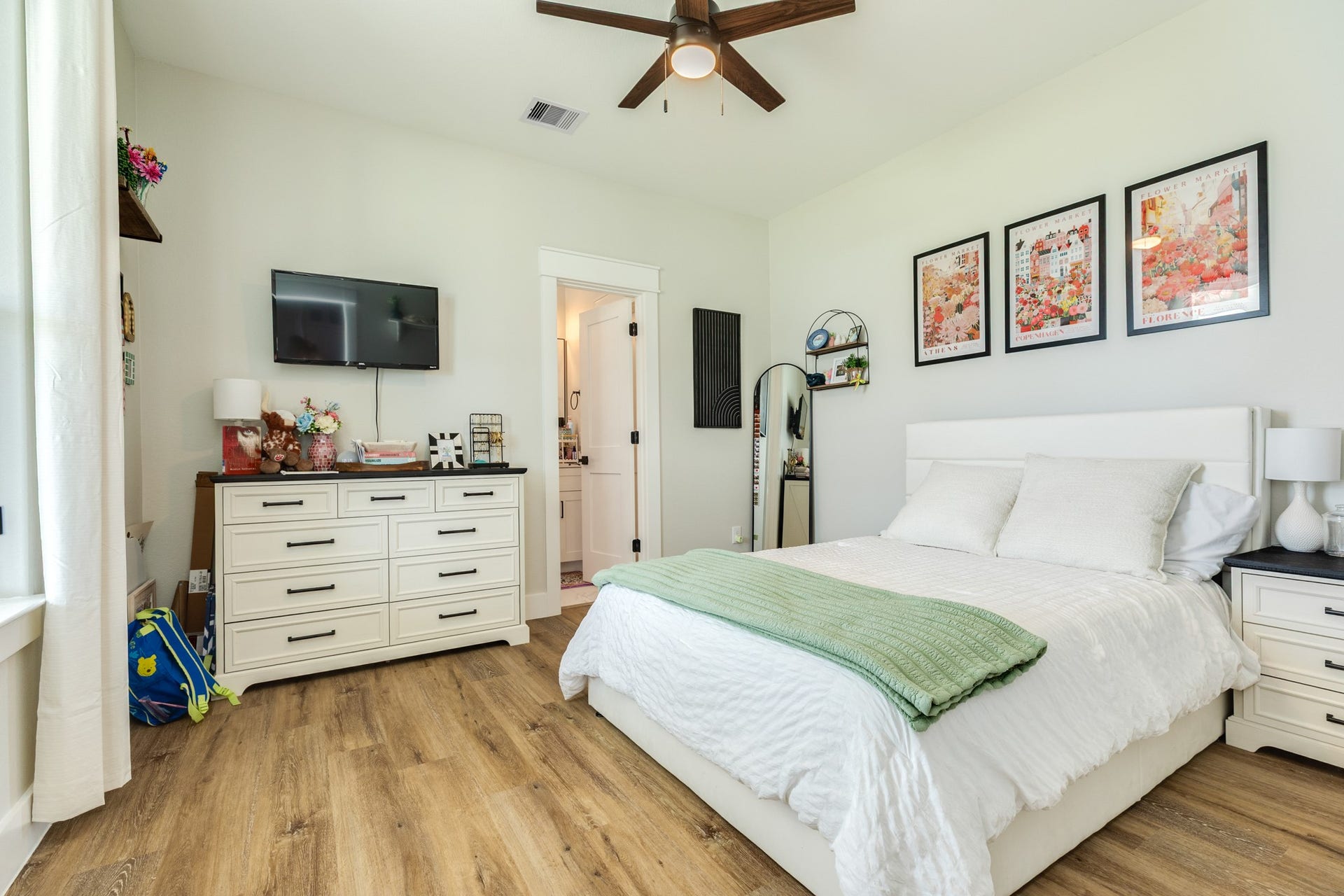 608 Angus Trail, Angleton, TX 77515 Secondary bedroom with a private bathroom