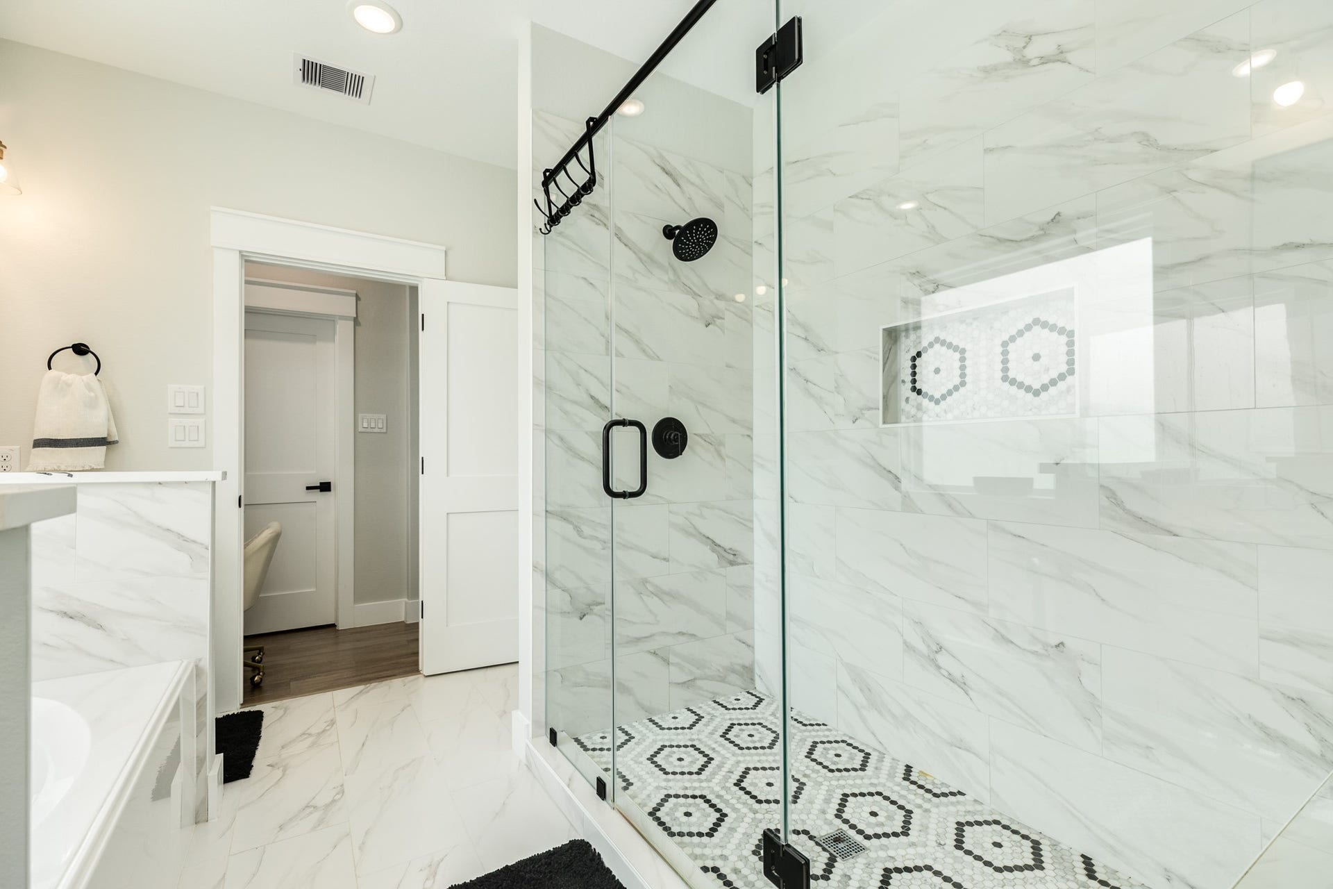 608 Angus Trail, Angleton, TX 77515 Frameless glass shower enclosure