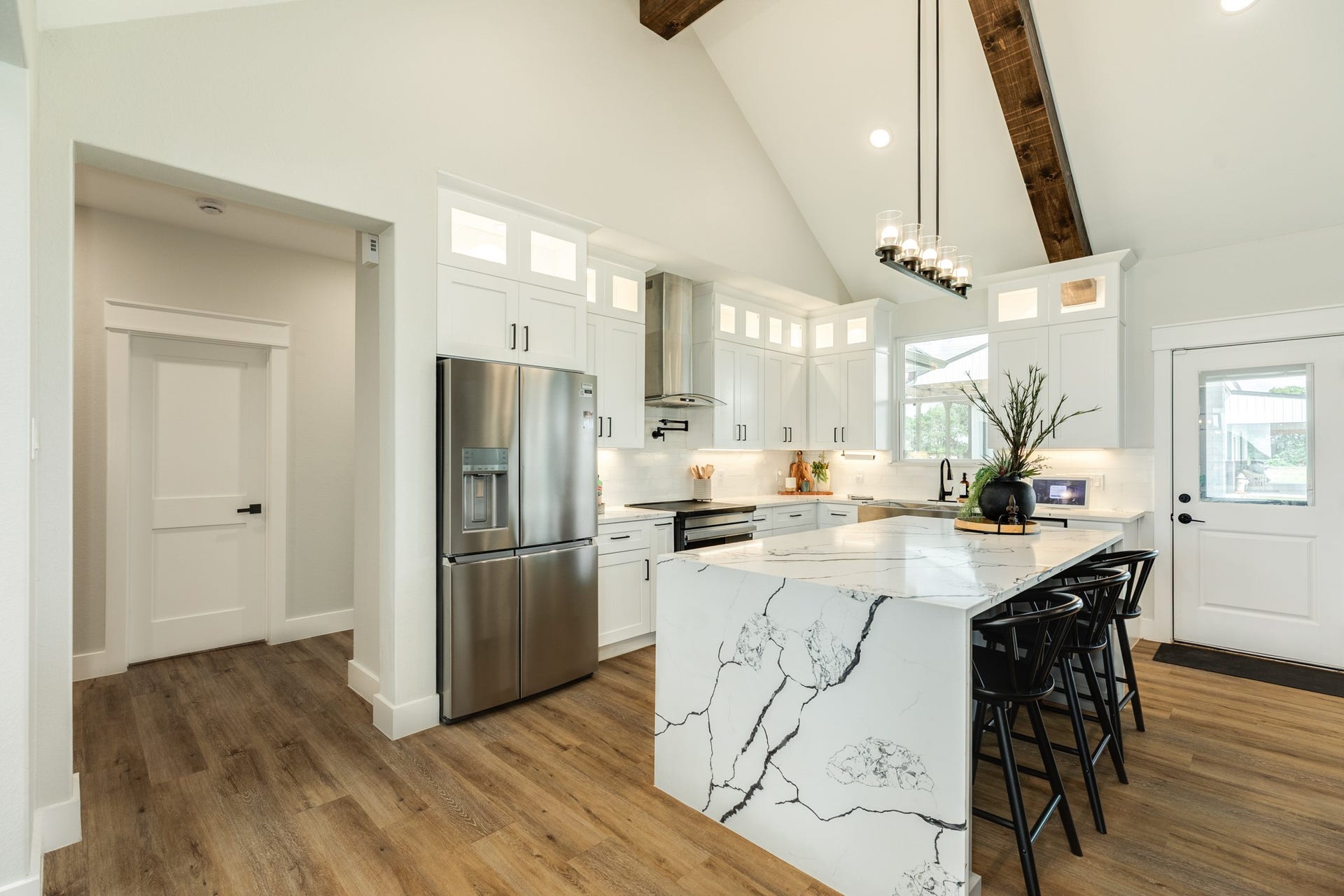 608 Angus Trail, Angleton, TX 77515 Breakfast bar seating