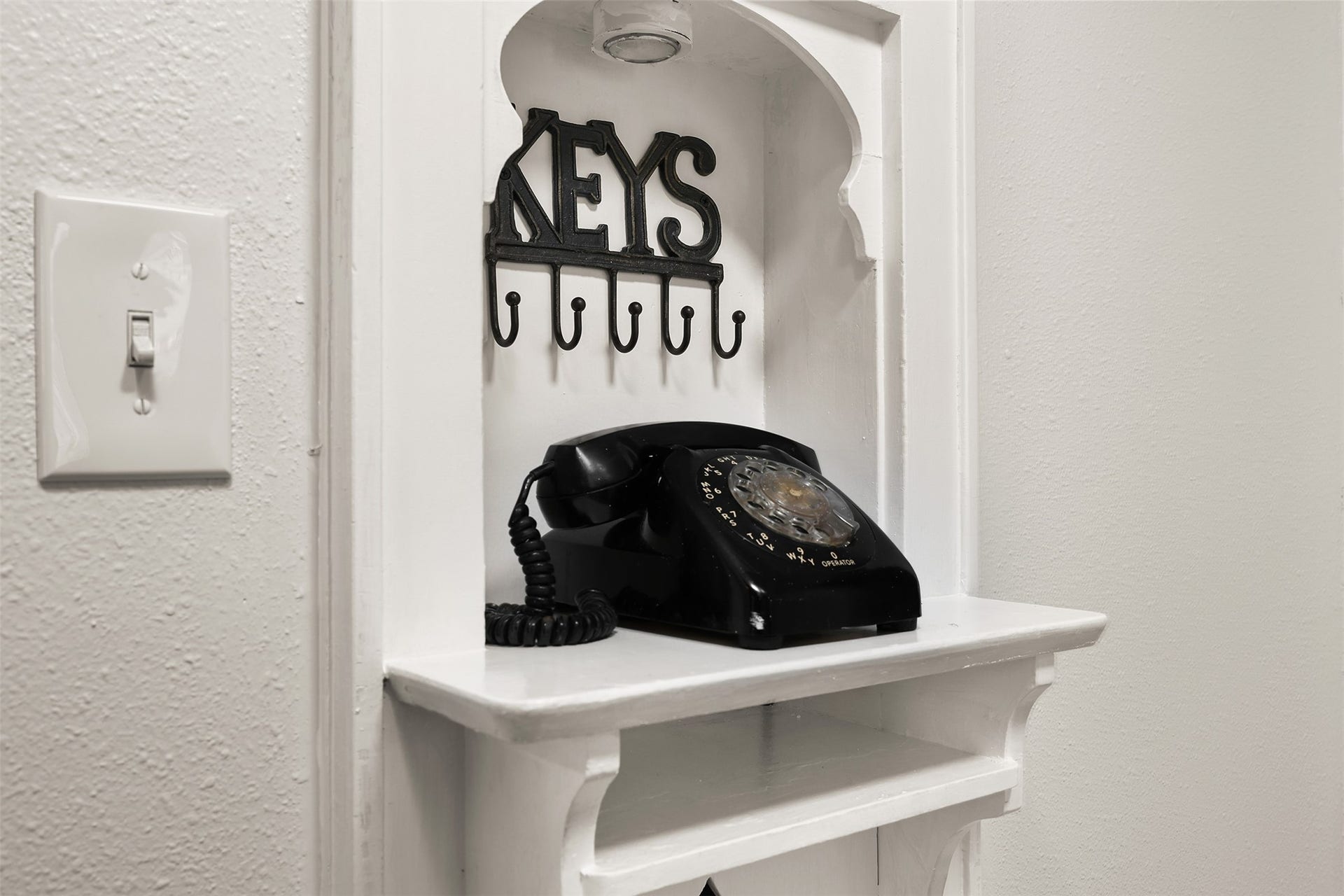 4323 Sherman Boulevard, Galveston, TX 77550 Charming nook with vintage rotary phone.