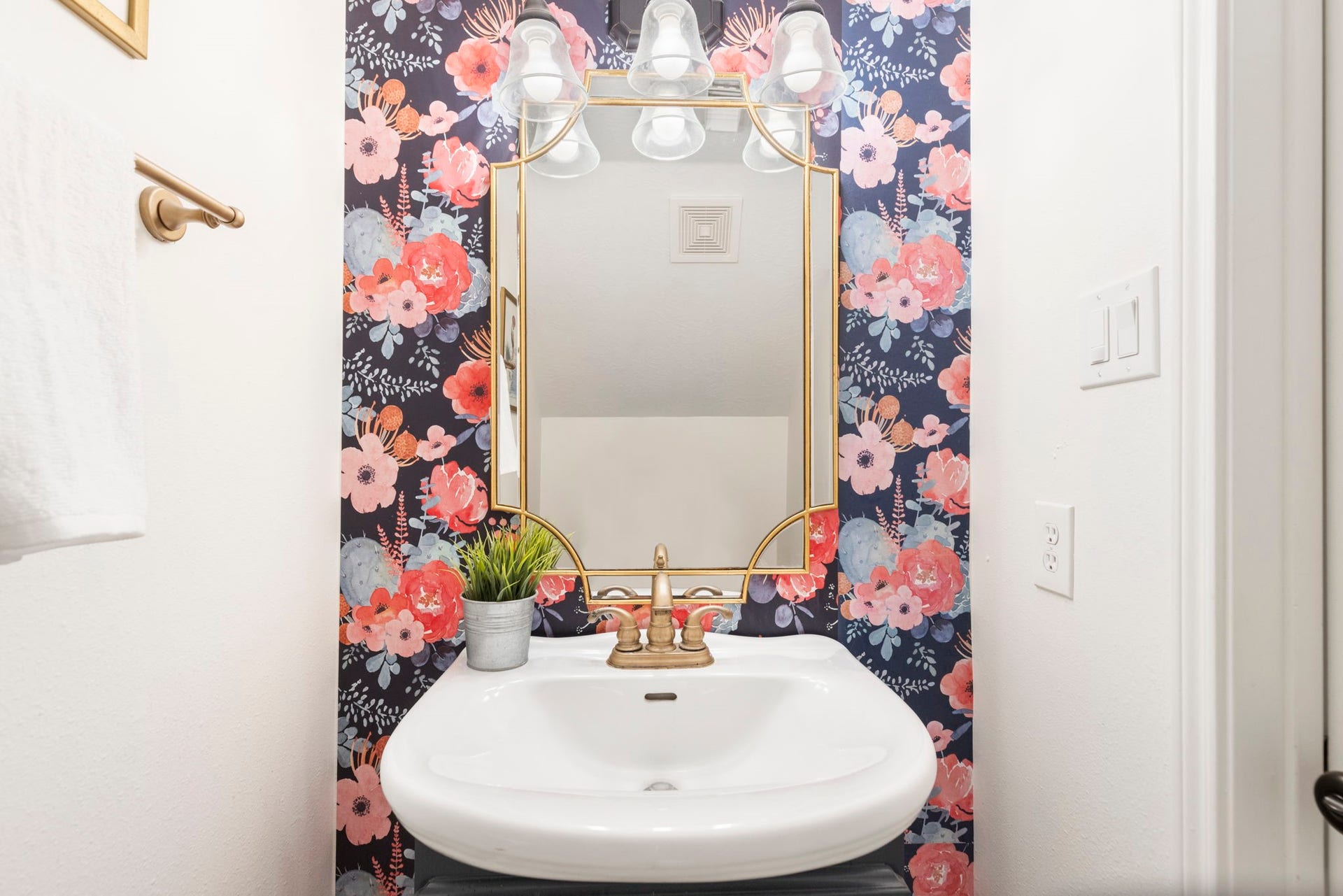 7 S Acacia Park Circle, The Woodlands, TX 77382 Powder room is a show stopper!