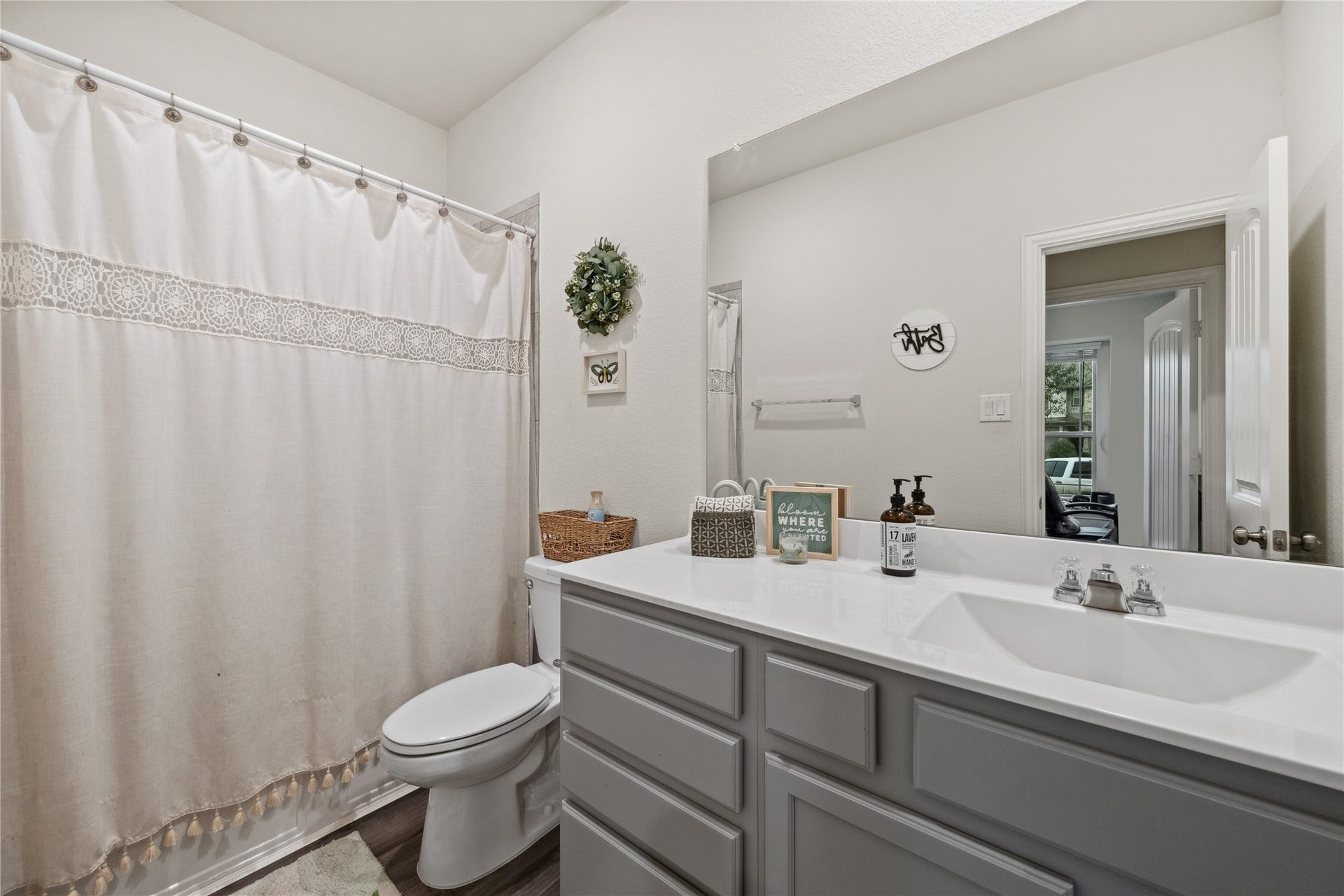 15910 Tug Court, Crosby, TX 77532 Downstairs Full Bath