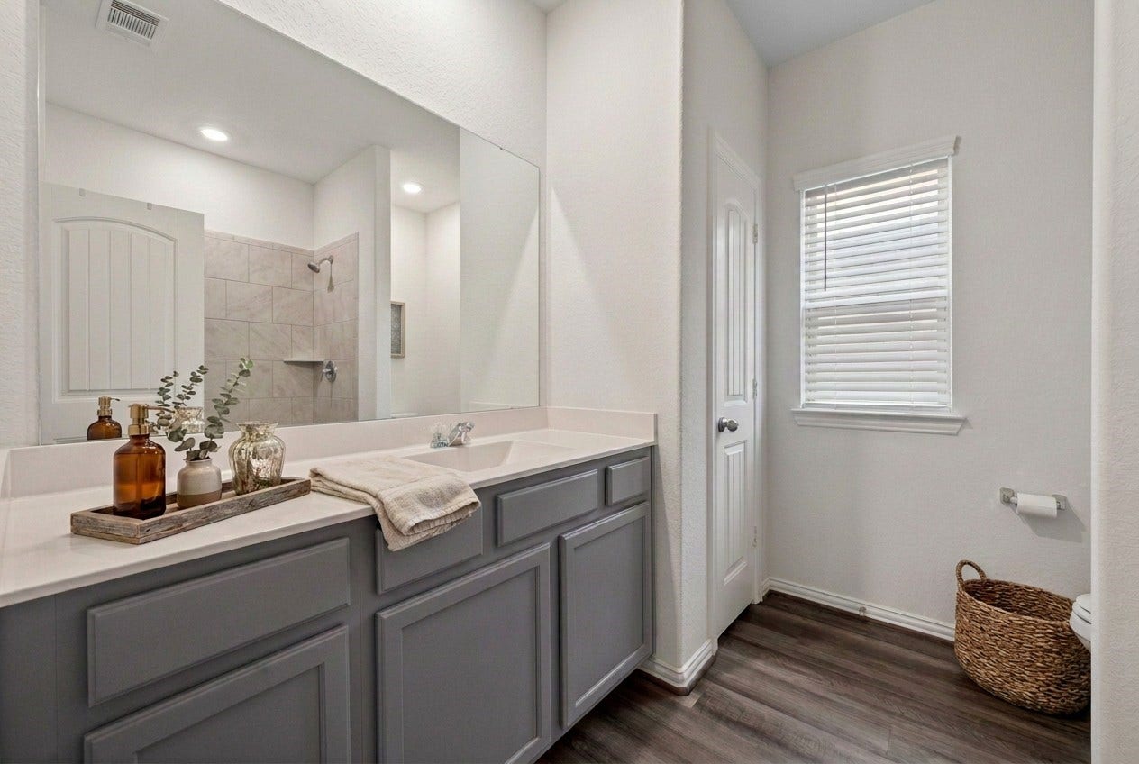 15910 Tug Court, Crosby, TX 77532 Upstairs Bathroom