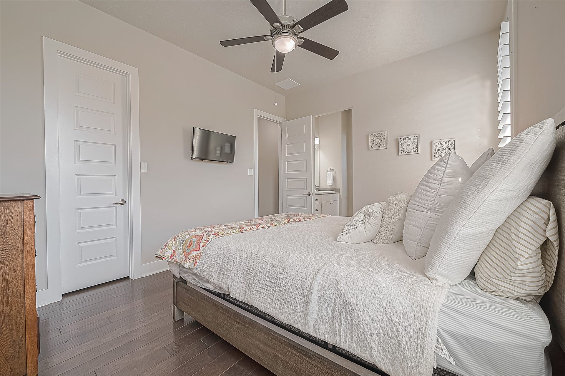 30 Argosy Bend Place, Tomball, TX 77375 Alternate view showing closet, bath, hallway to entry.