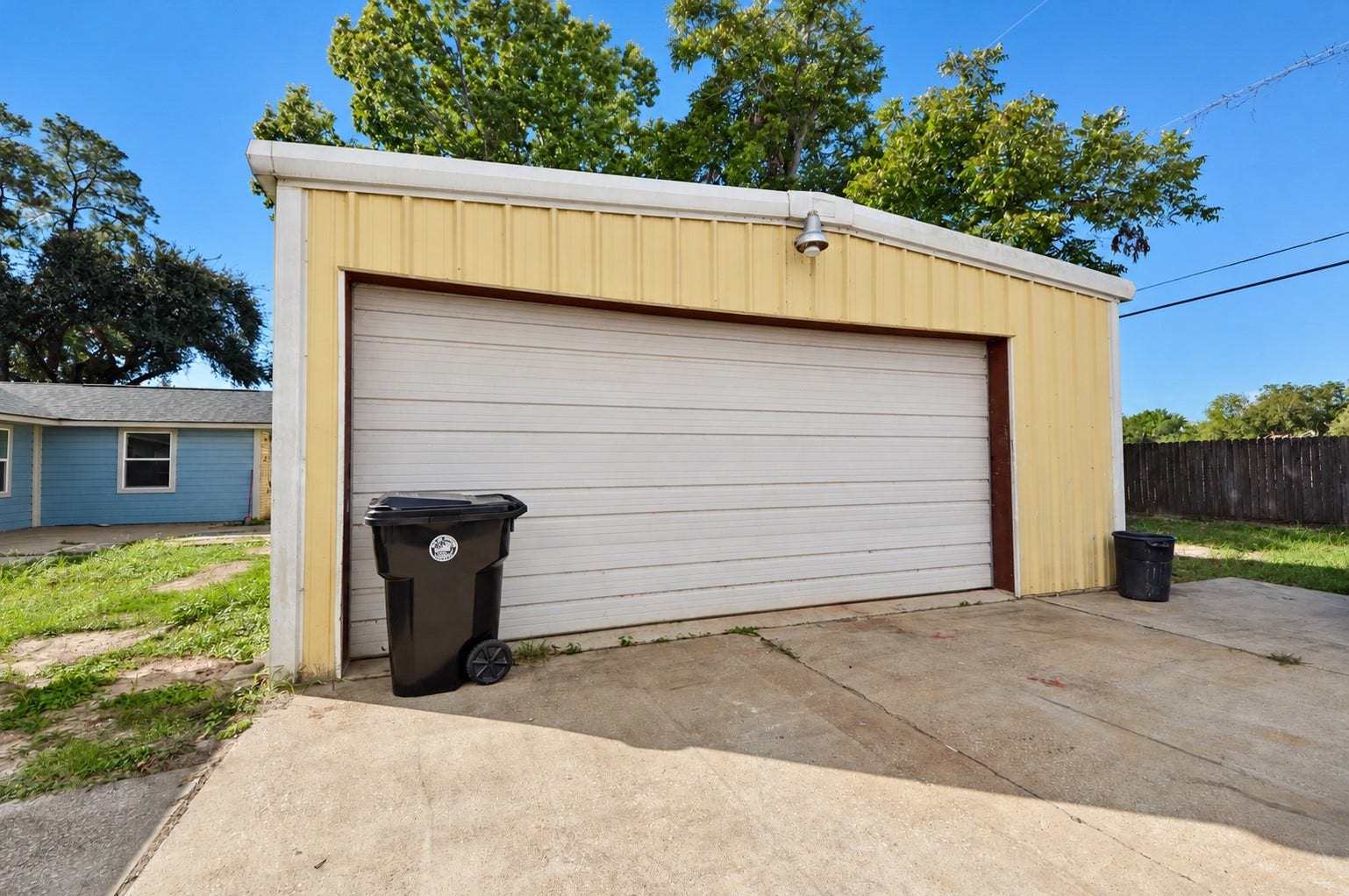 1837 Wycliffe Drive, Houston, TX 77043 Spacious detached garage with a wide door, set on a concrete driveway, perfect for storage or parking.