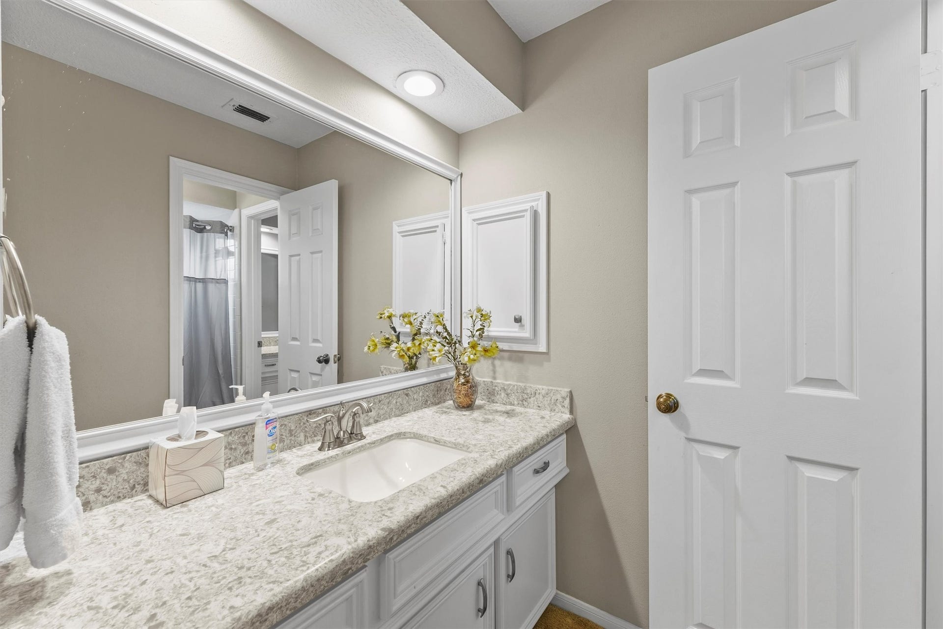 2023 Forest Garden Drive, Kingwood, TX 77345 Second floor bath.