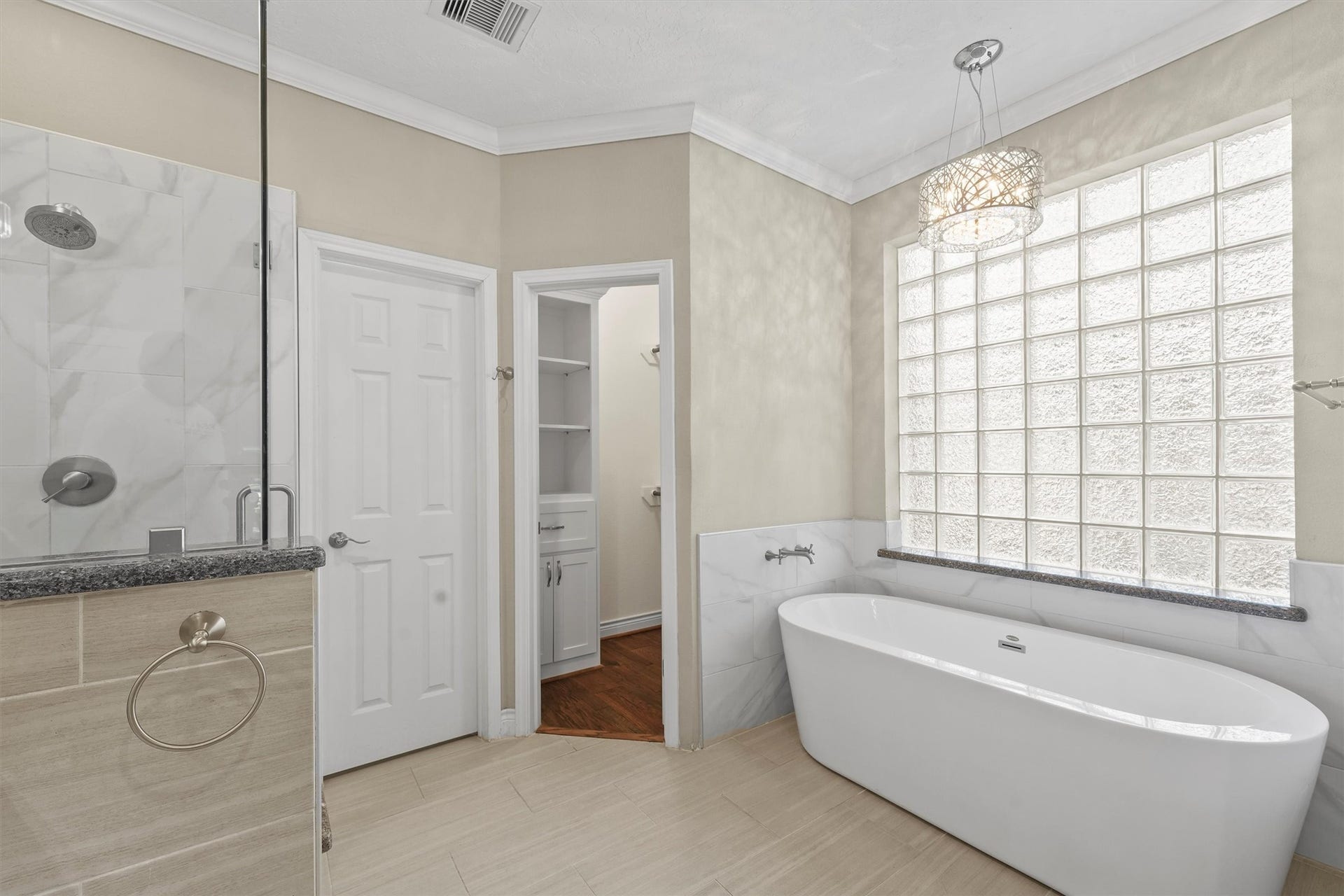 2023 Forest Garden Drive, Kingwood, TX 77345 Relax in the freestanding tub!