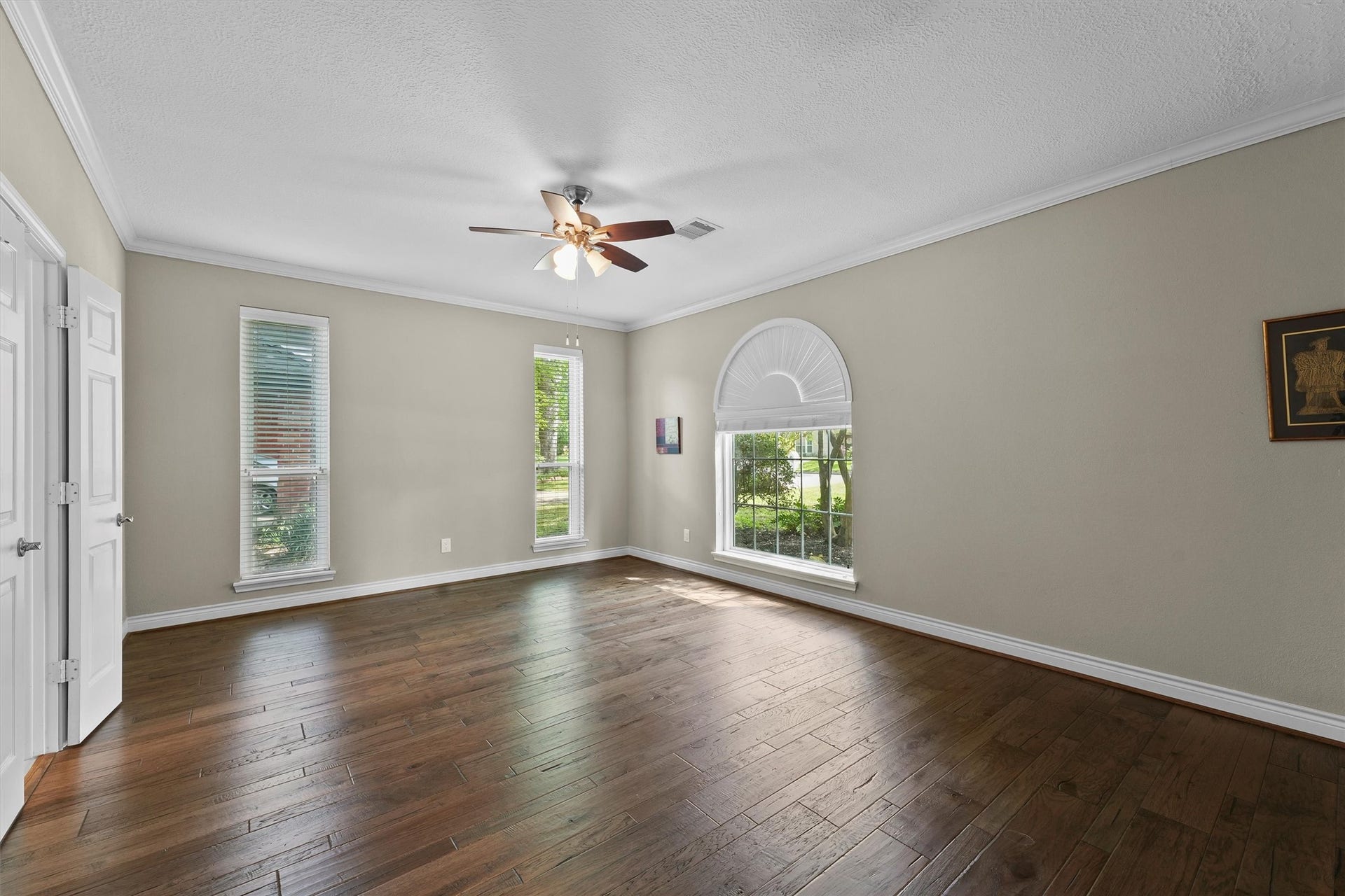 2023 Forest Garden Drive, Kingwood, TX 77345 Spacious primary suite offering privacy and a relaxing retreat within the home.