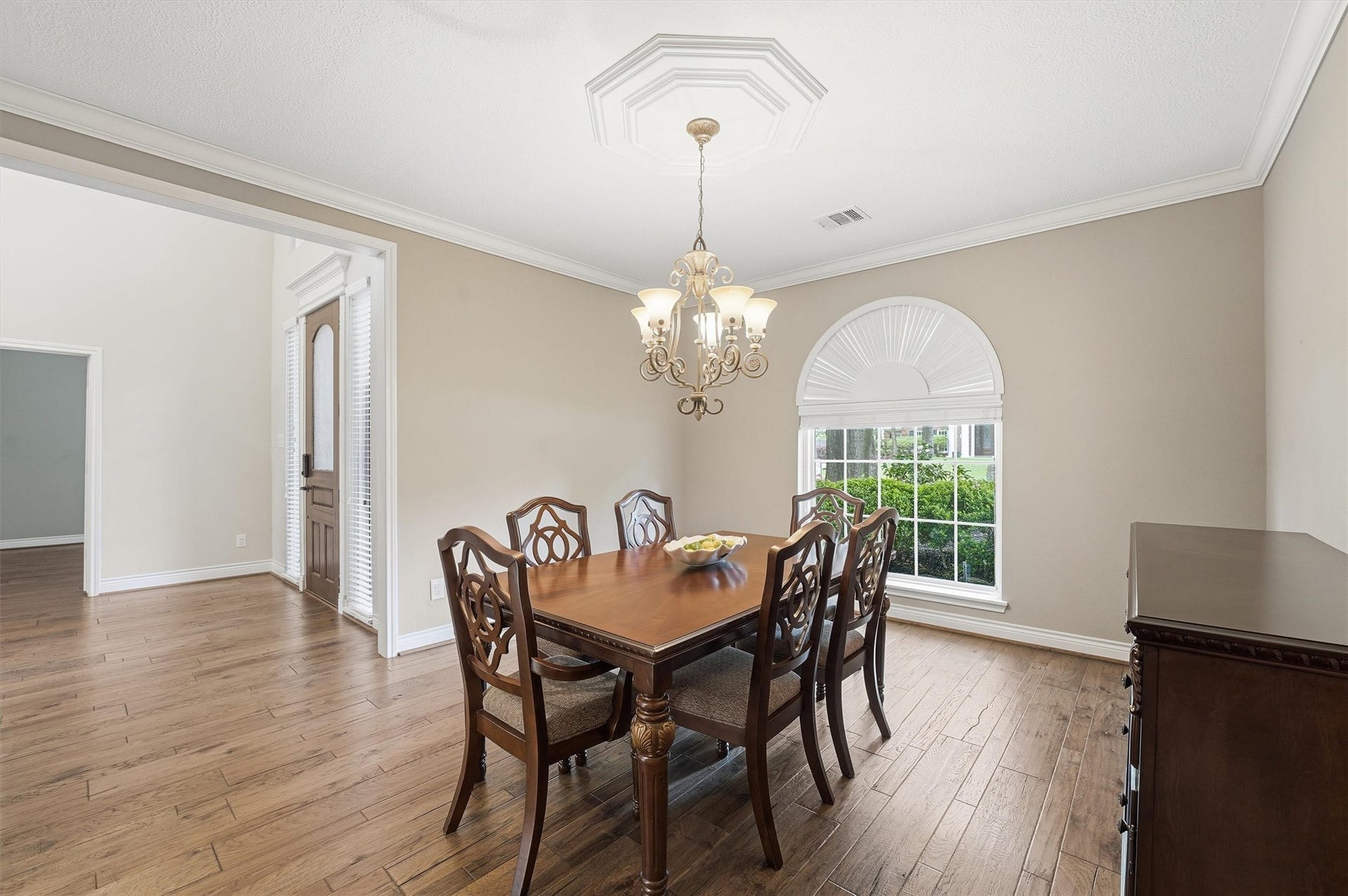 2023 Forest Garden Drive, Kingwood, TX 77345 Dedicated dining space perfect for gatherings, holidays or casual meals at home.