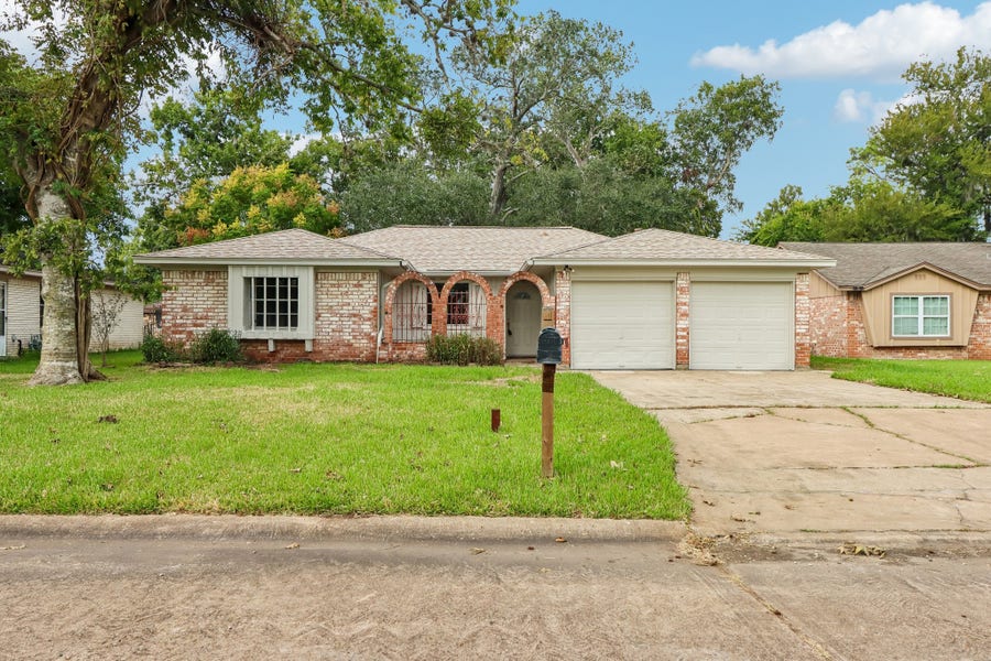 Property photo for 727 Hollyhock Street, Richwood, TX