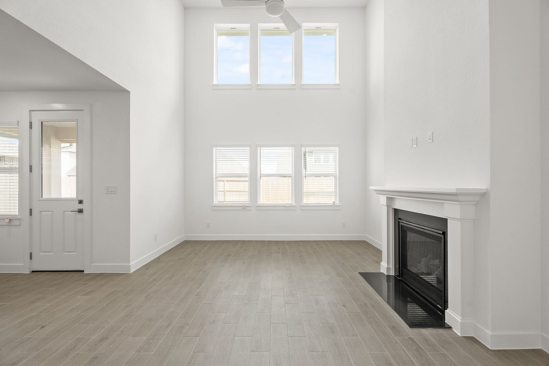 3045 Poplar Bluff Road, Magnolia, TX 77363 Impressive great room with high ceilings (*Photo not of actual home and used for illustration purposes only.)