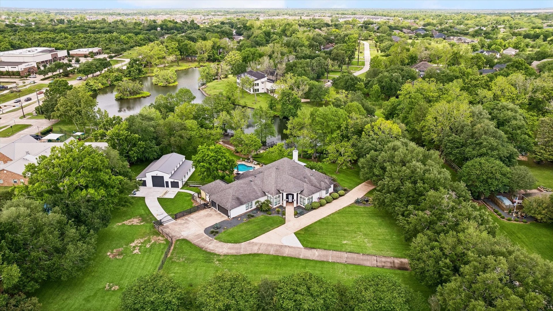 4419 Diamond Springs Drive, Missouri City, TX 77459 A rare combination of land and water, this lakefront property offers a setting that feels entirely removed from the city.