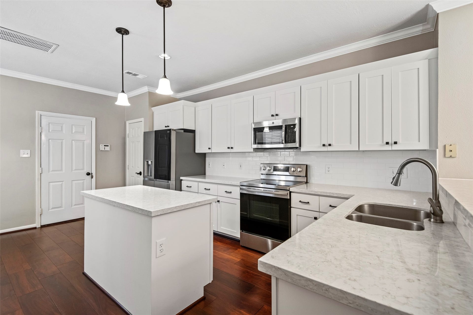 107 S Spiral Vine Circle, The Woodlands, TX 77381 107 S Spiral Vine Circle, The Woodlands, TX 77381