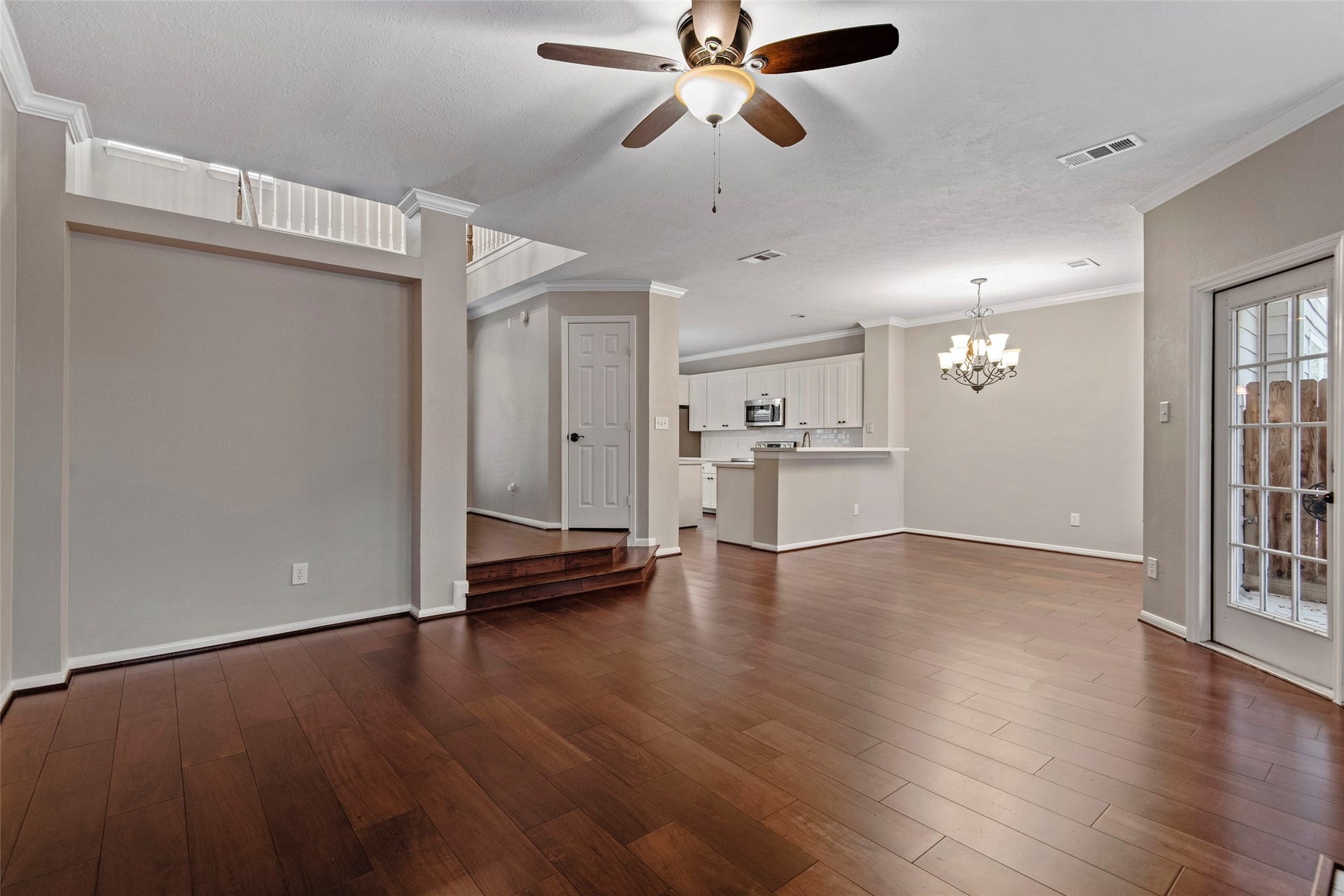 107 S Spiral Vine Circle, The Woodlands, TX 77381 107 S Spiral Vine Circle, The Woodlands, TX 77381