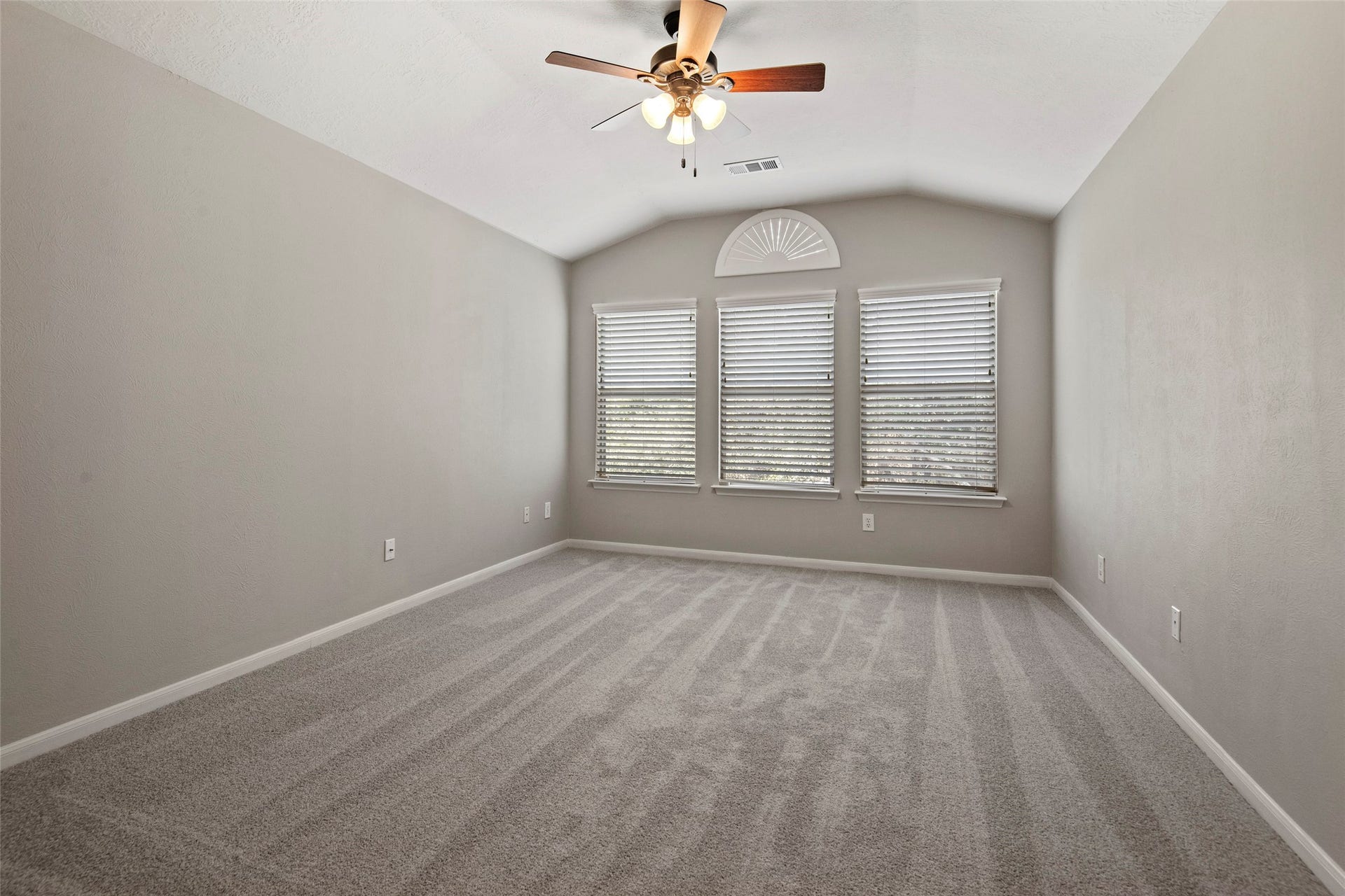 107 S Spiral Vine Circle, The Woodlands, TX 77381 107 S Spiral Vine Circle, The Woodlands, TX 77381