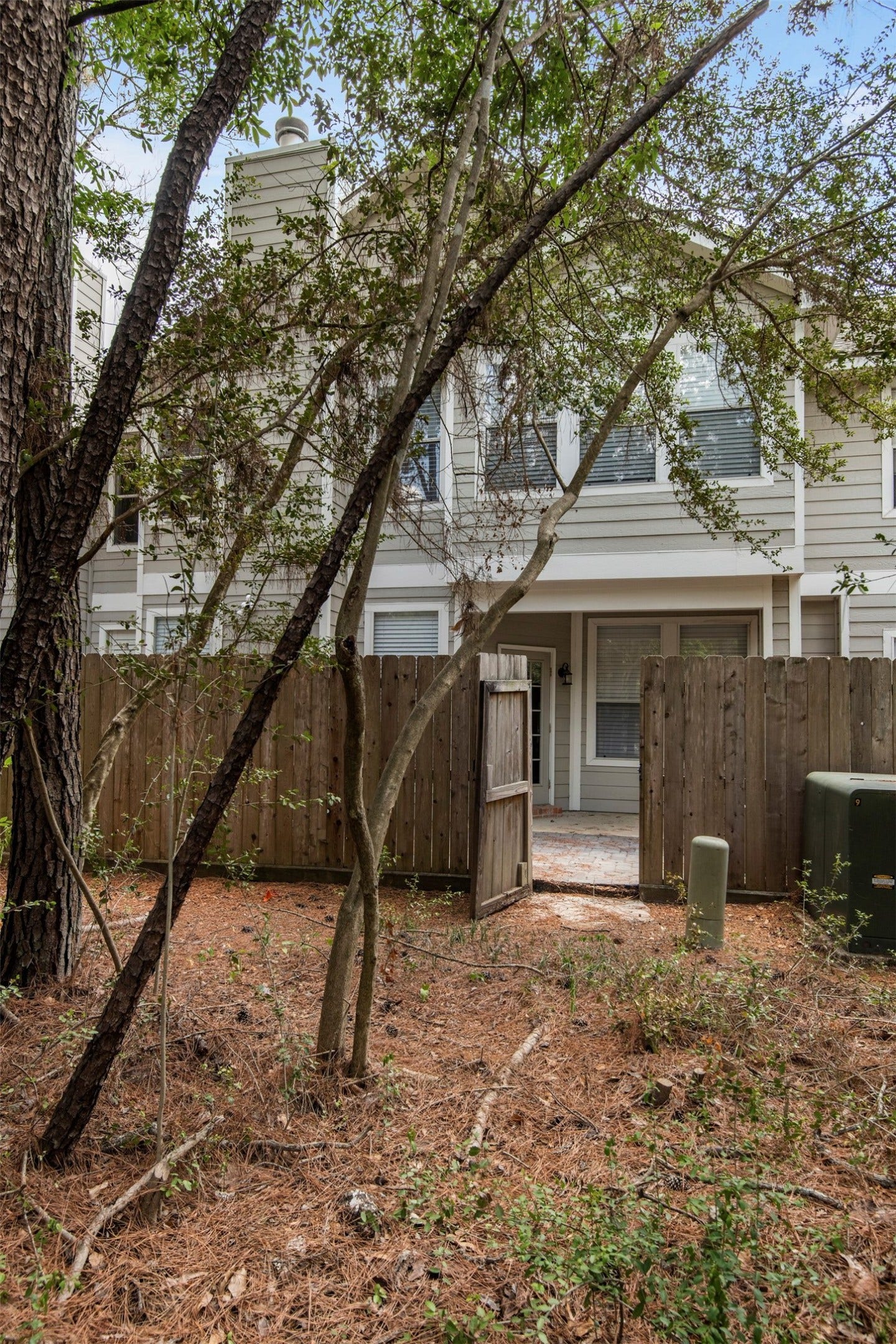 107 S Spiral Vine Circle, The Woodlands, TX 77381 107 S Spiral Vine Circle, The Woodlands, TX 77381