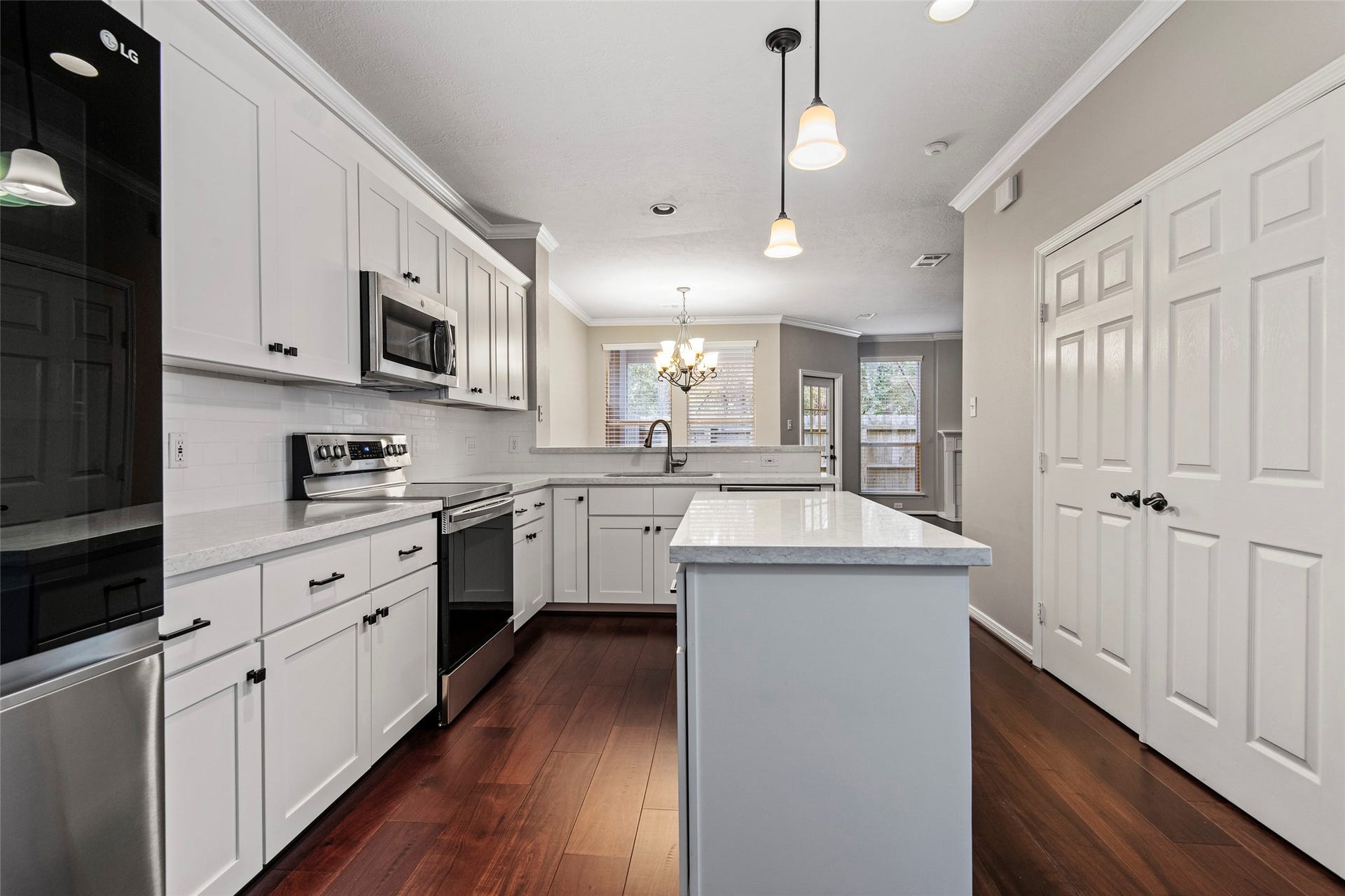 107 S Spiral Vine Circle, The Woodlands, TX 77381 107 S Spiral Vine Circle, The Woodlands, TX 77381