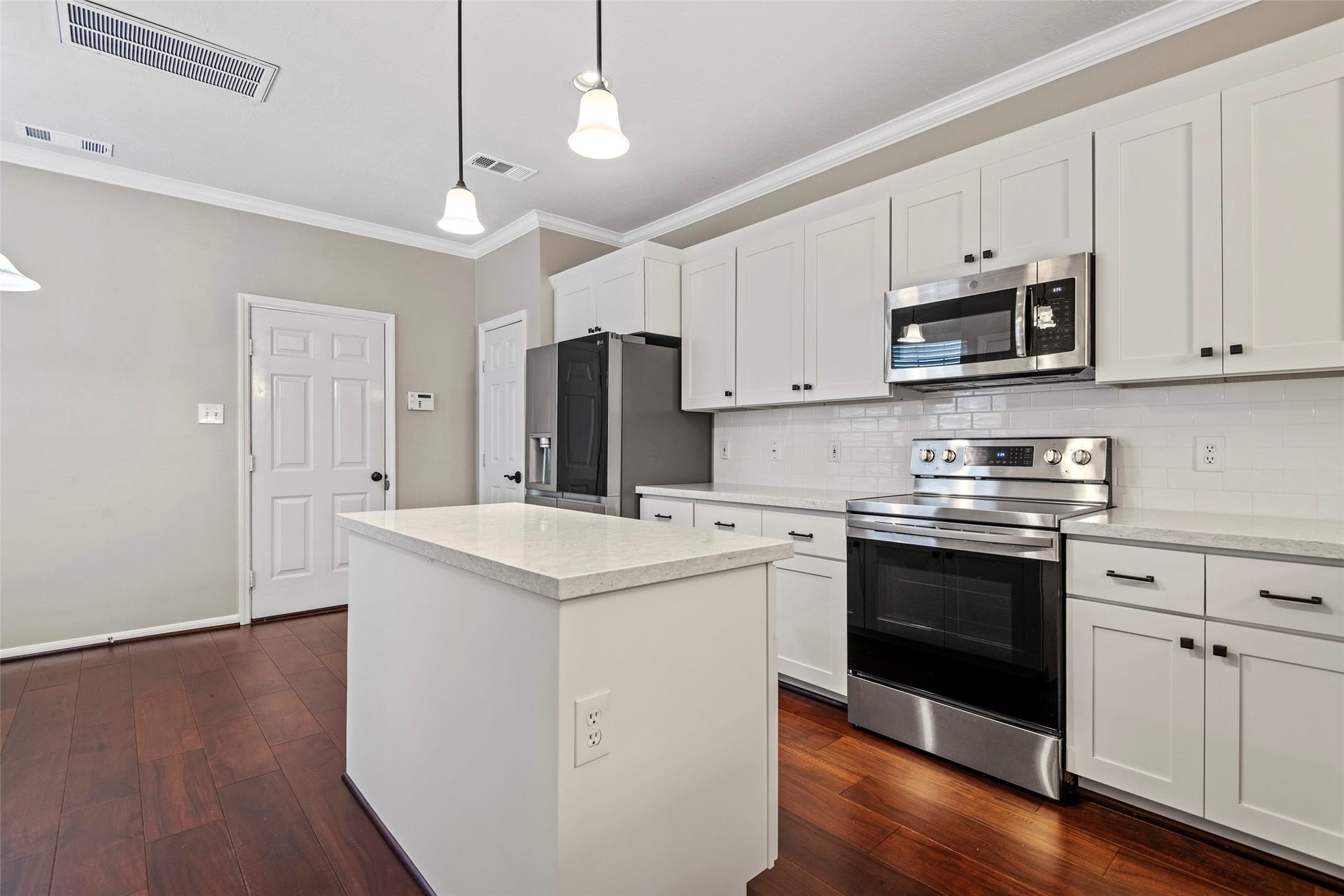 107 S Spiral Vine Circle, The Woodlands, TX 77381 107 S Spiral Vine Circle, The Woodlands, TX 77381